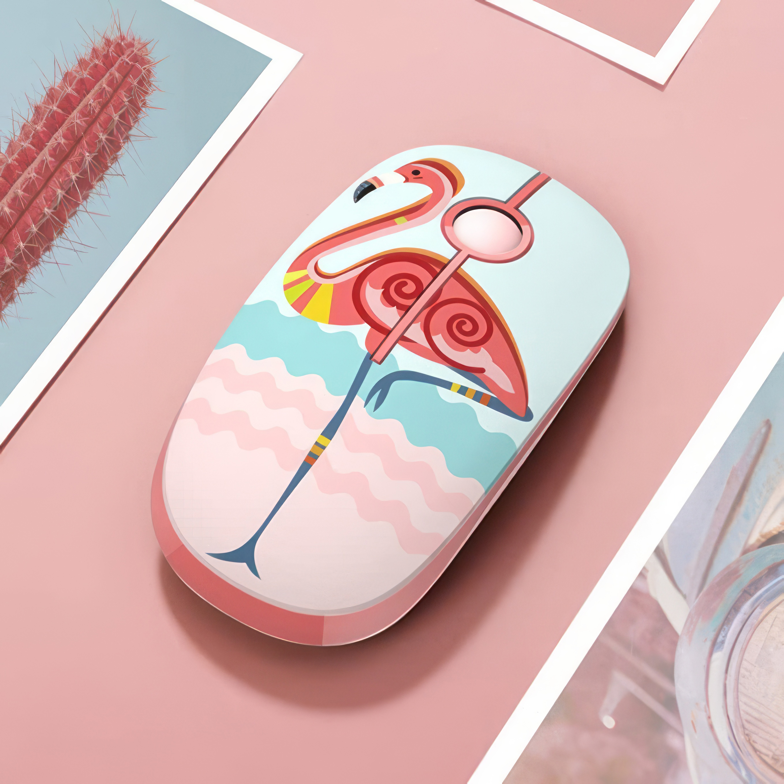 Rosa Flamingo-Maus auf rosa Oberfläche. Kaktus und andere Bilder im Hintergrund.