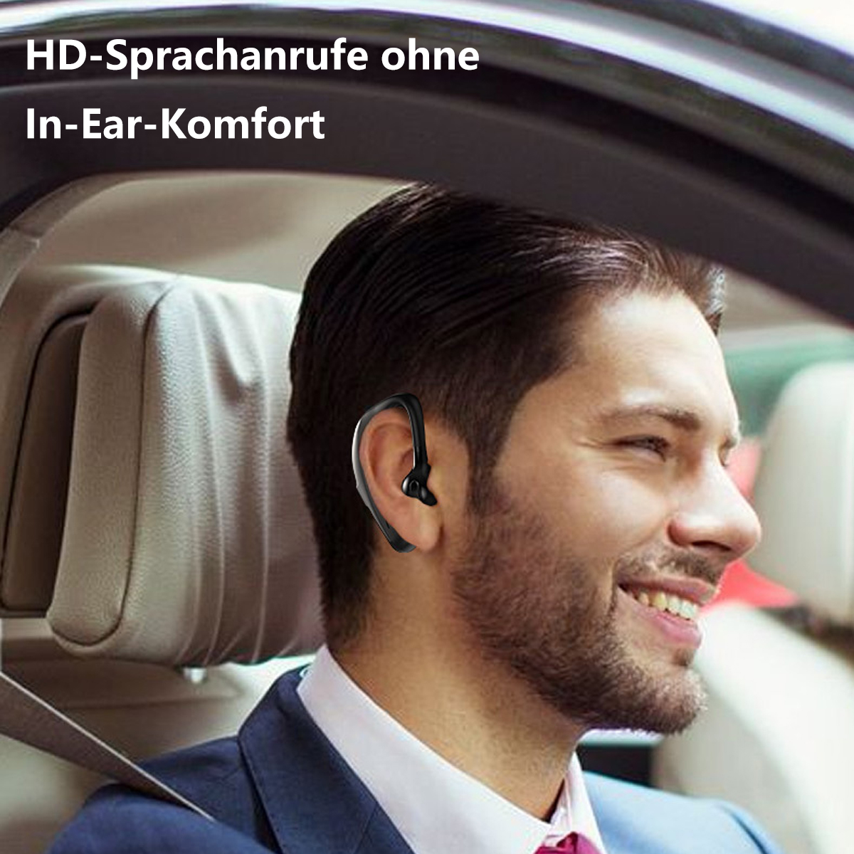 Ein Mann mit Headset. Das Headset ist auf einem Ohr. Das Auto ist im Hintergrund.