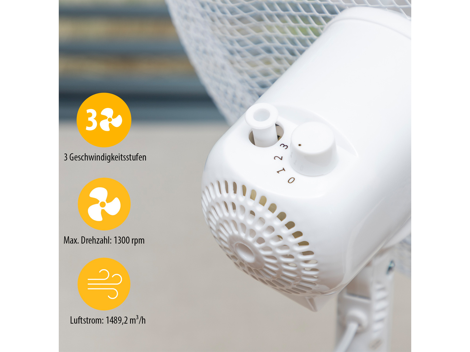 Nahaufnahme der Steuerung eines weißen Ventilators. Zeigt Geschwindigkeitseinstellungen und Infografiken.