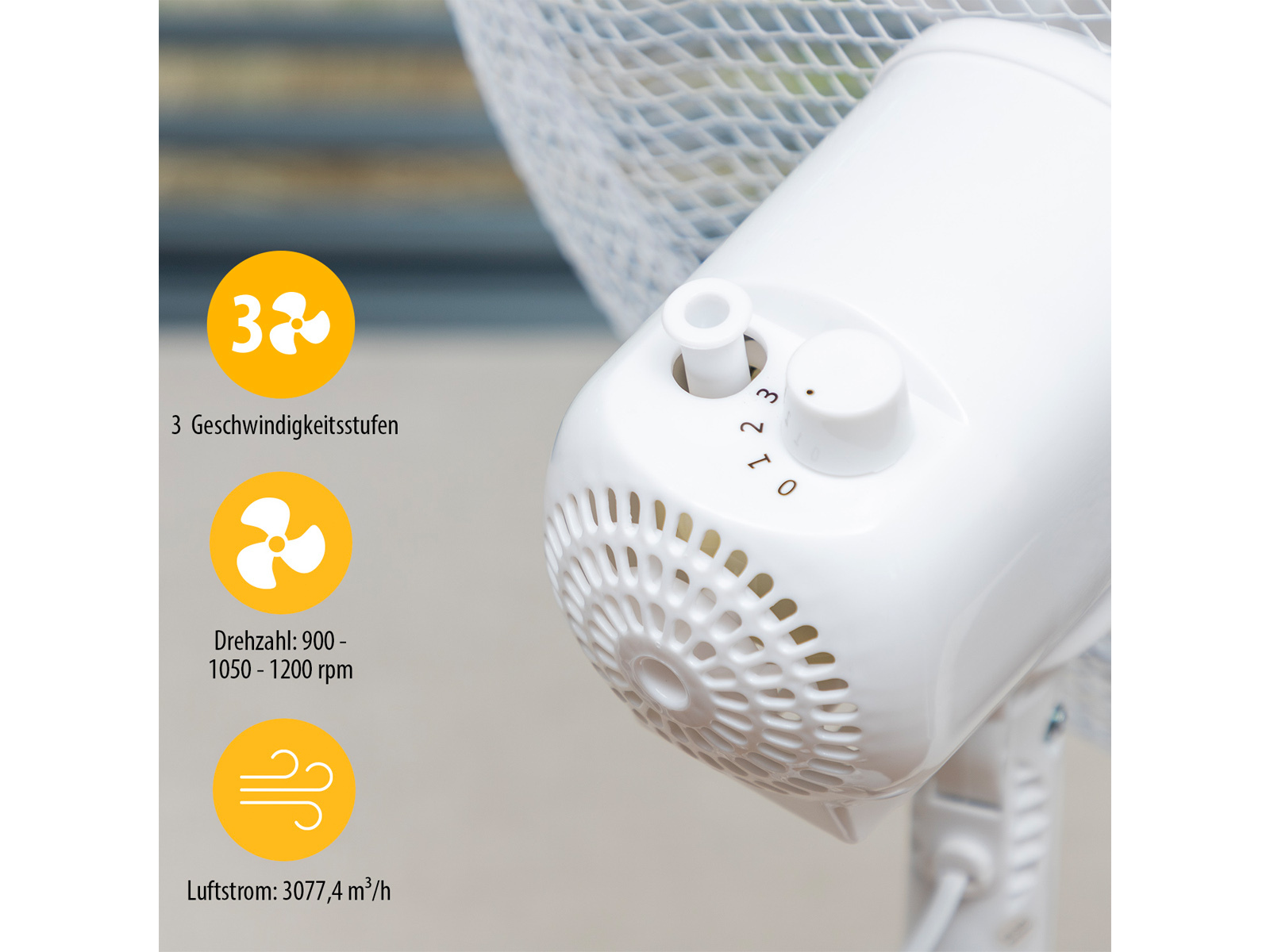 Nahaufnahme eines weißen Ventilators mit Geschwindigkeitseinstellungen und Luftstrom-Symbolen.