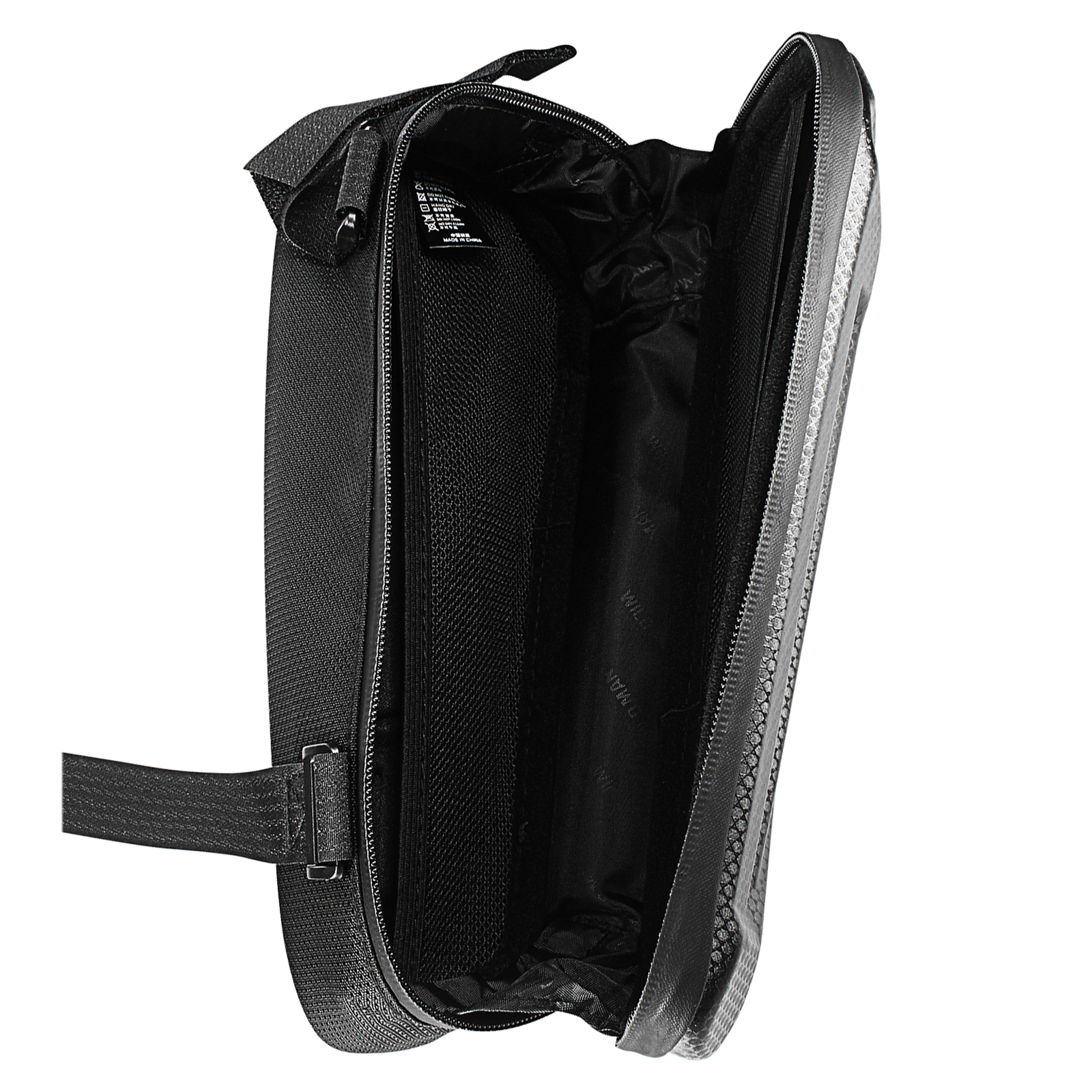 Schwarze Tasche offen, Innenraum und Etikett zeigend.