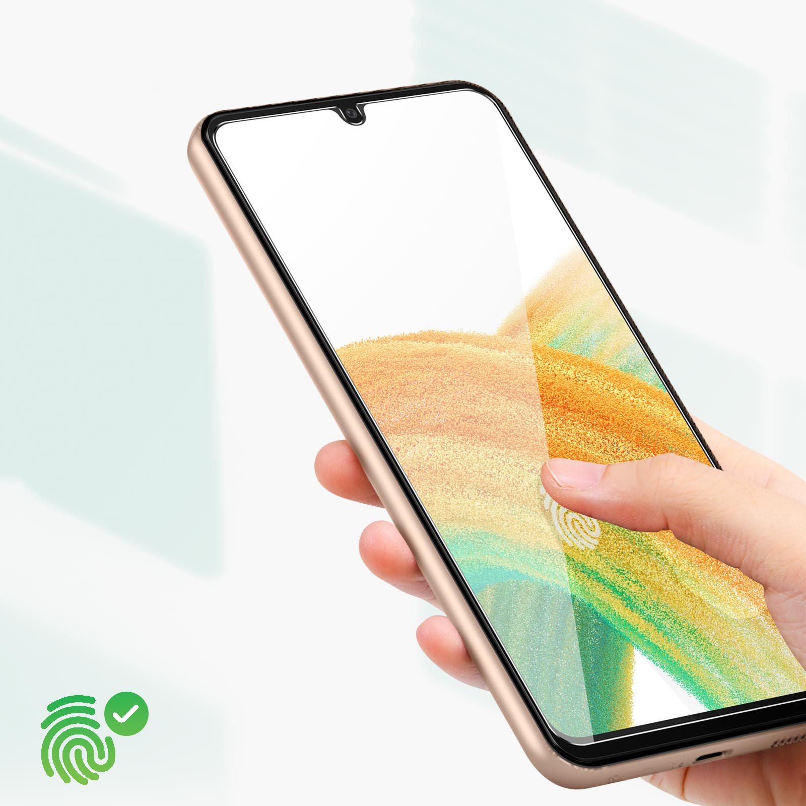 Una mano che tiene un telefono d'oro con una protezione per lo schermo. Un dito tocca il sensore di impronte digitali.