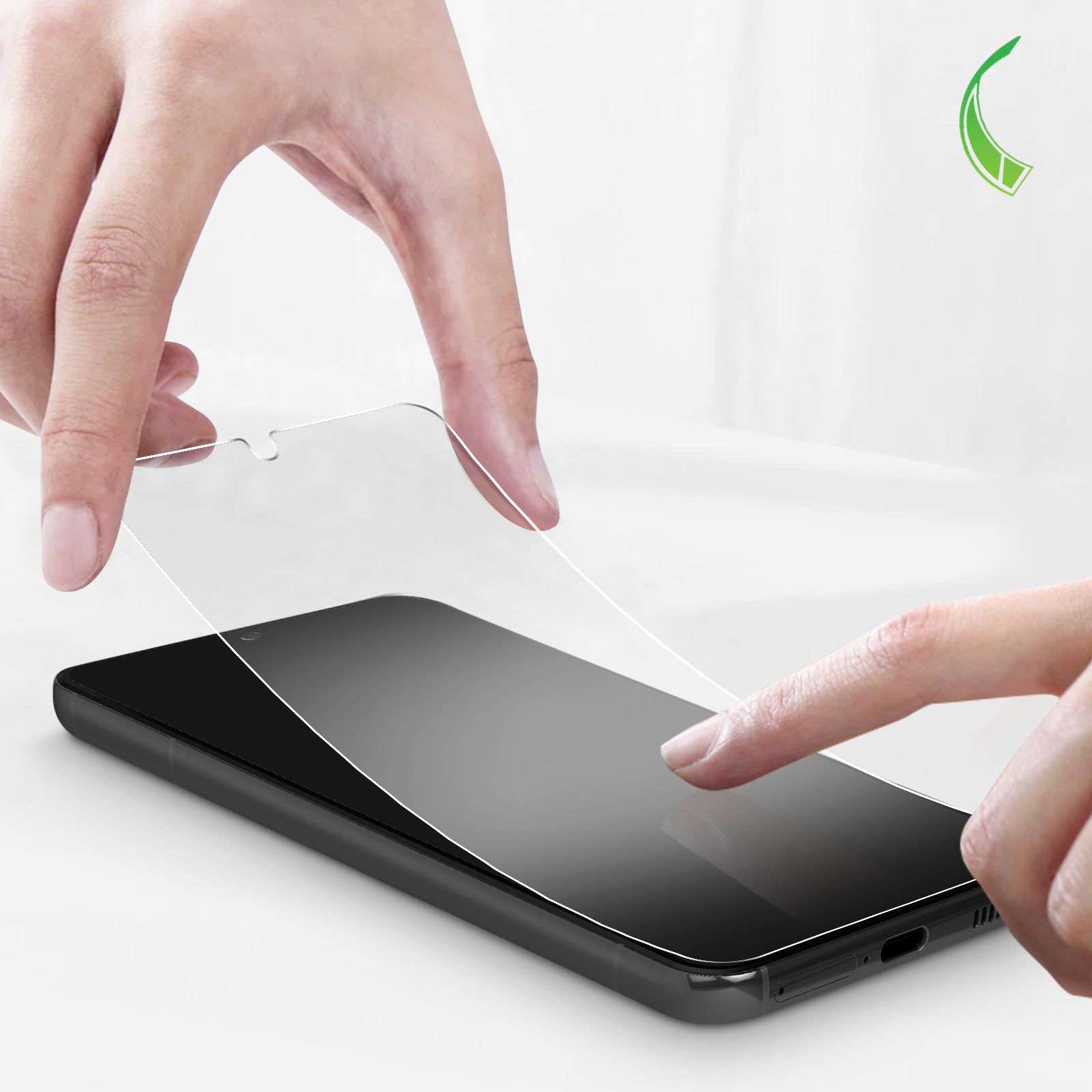Una persona sta applicando una protezione per lo schermo a uno smartphone.