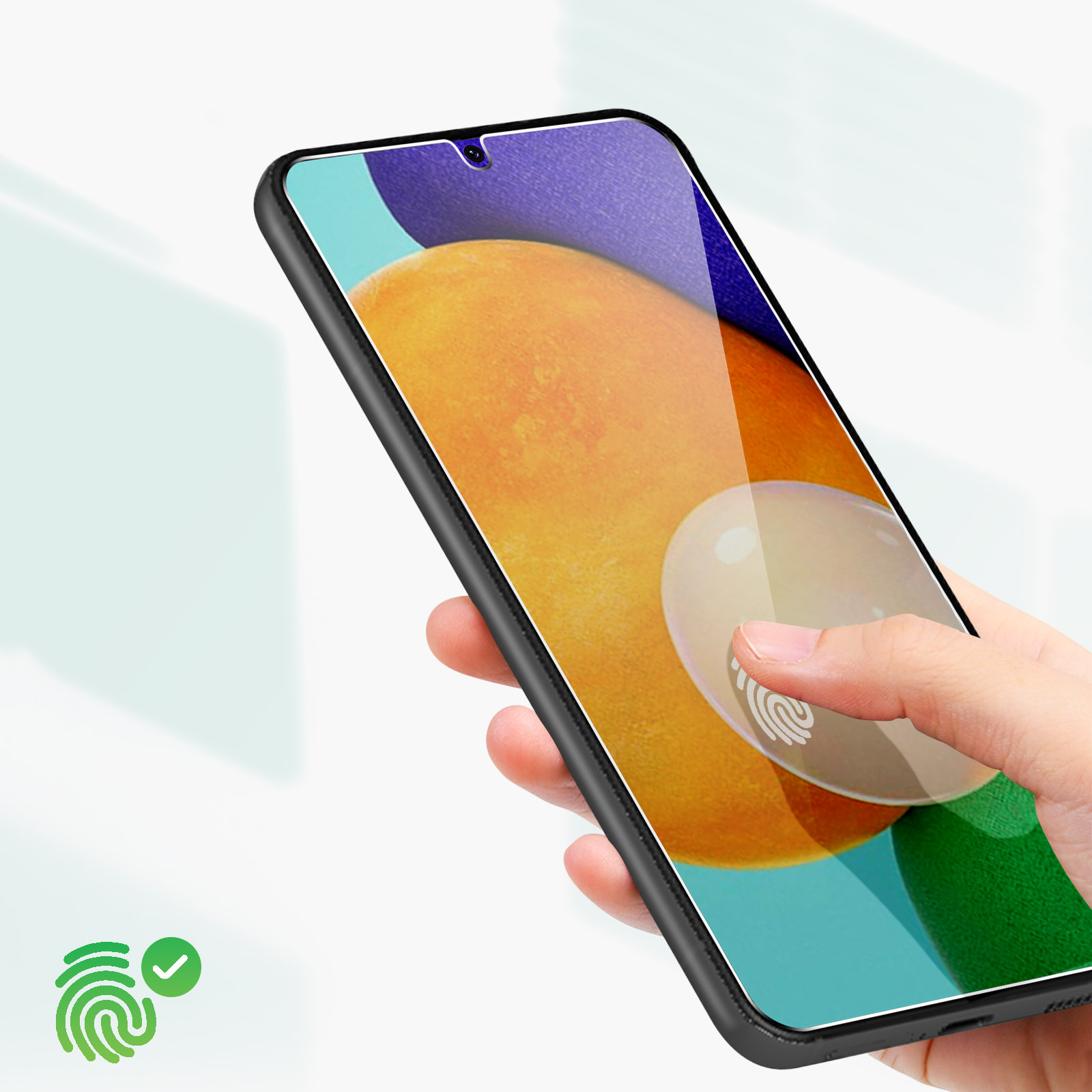 Una mano tocca lo schermo di un telefono con una protezione per lo schermo applicata.