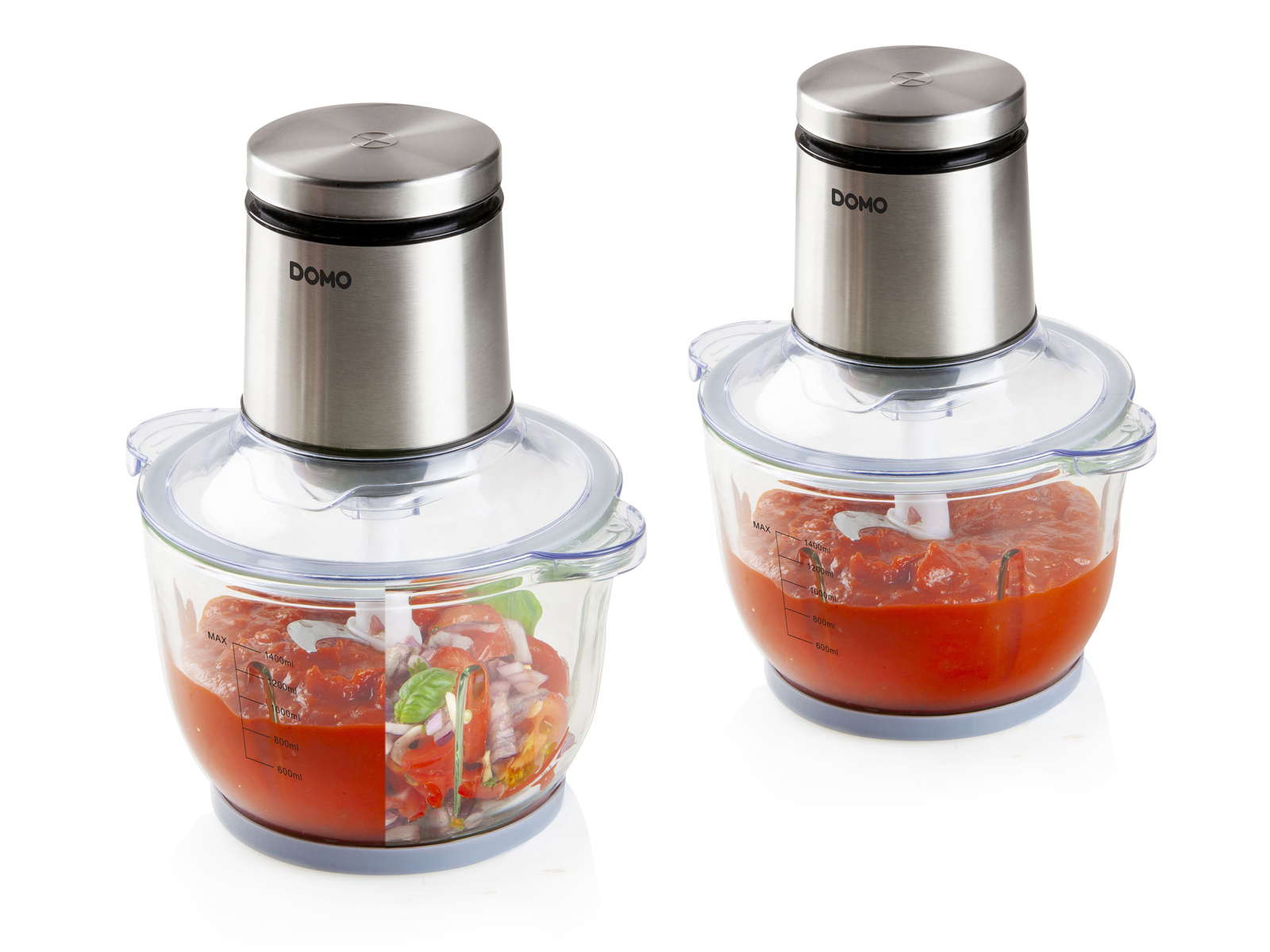 Due robot da cucina con salsa di pomodoro all'interno. Uno ha verdure tritate.