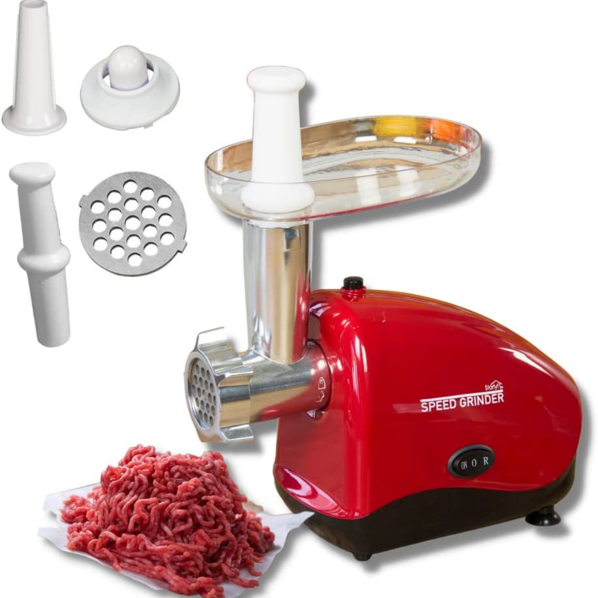 Roter Fleischwolf mit Komponenten und Hackfleisch auf weißer Oberfläche.