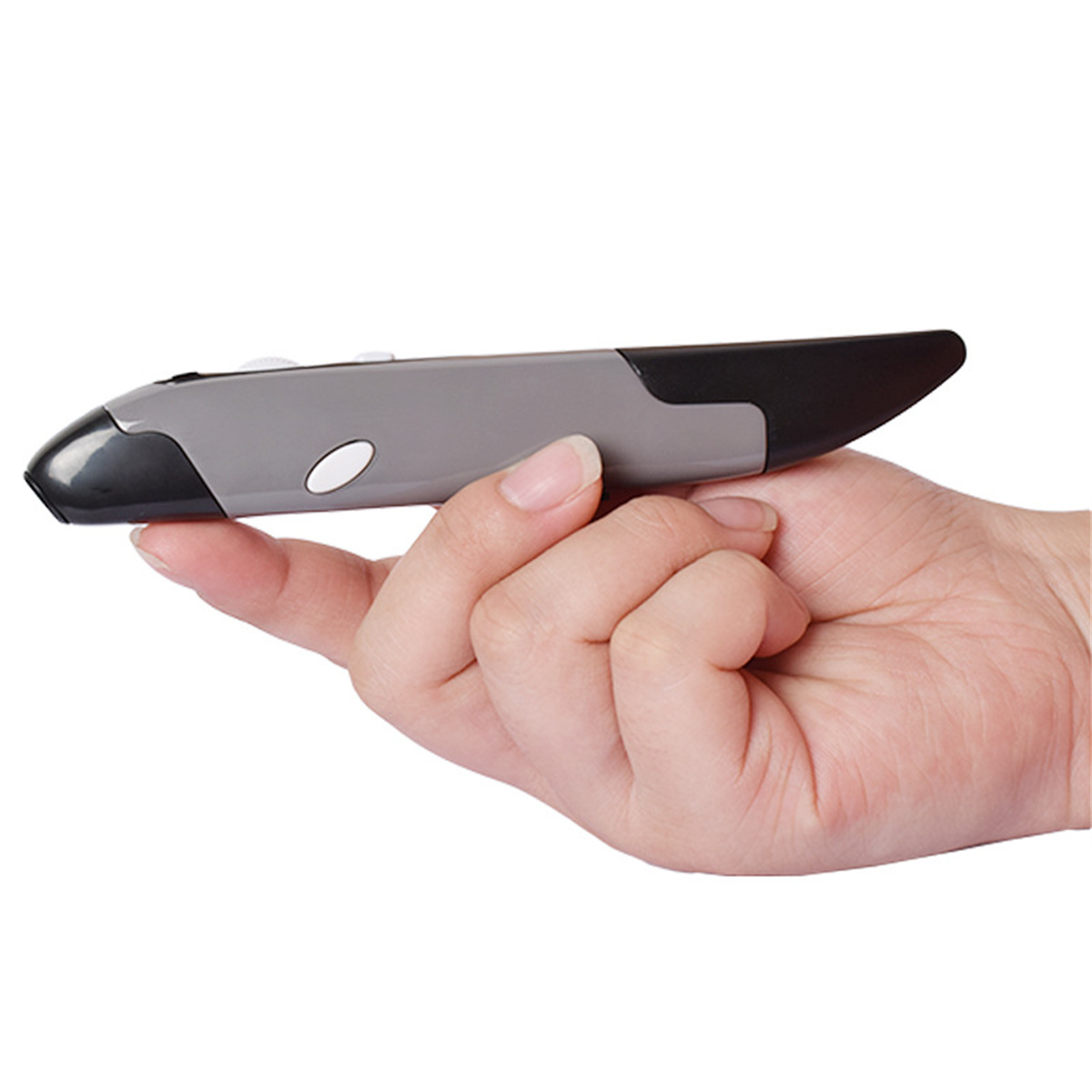 Hand hält eine grau-schwarze, stiftförmige Maus. Weißer Hintergrund.