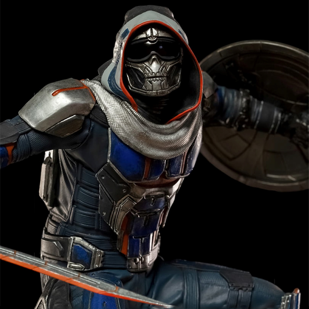 Taskmaster-Actionfigur in Kampfpose, mit Maske und Rüstung, Schild und Schwert haltend.