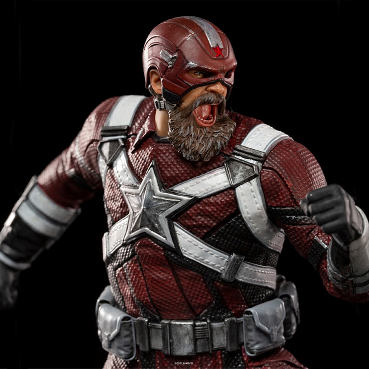 Una statua di Marvel Red Guardian con elmetto rosso e una stella sul petto.