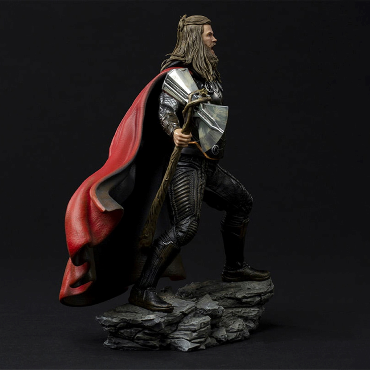 Thor-Statue in Rüstung, Axt haltend, rotes Cape.