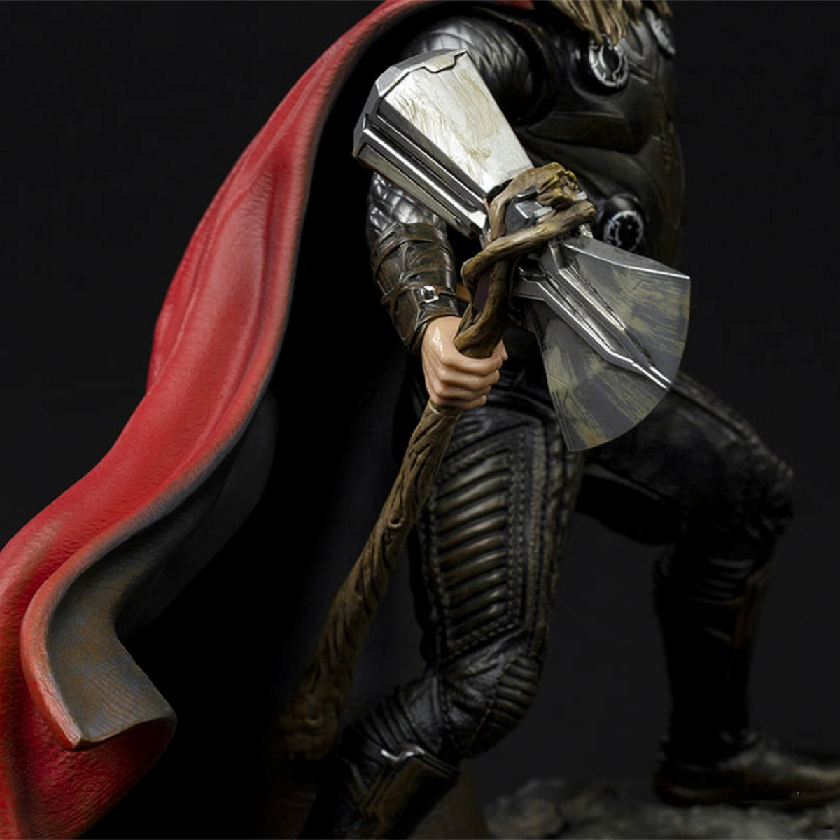 Thor Statue, die eine Axt hält.