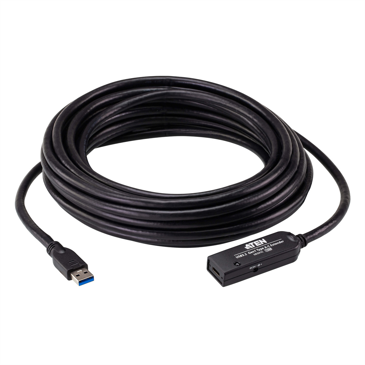 Ein schwarzes USB-Kabel aufgerollt. Ein Ende hat einen USB-Anschluss, das andere einen rechteckigen Anschluss.