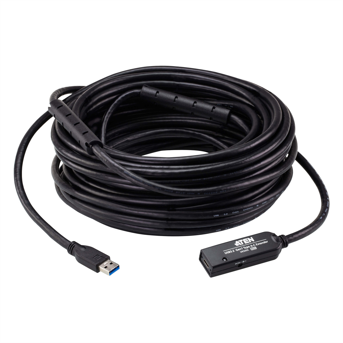 Een lange zwarte USB-kabel met een USB 3.2 Gen 1 Type-C Extender, op een witte achtergrond.