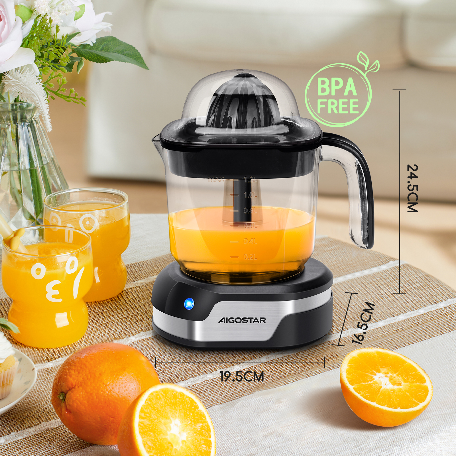 Exprimidor de zumo con naranjas, vasos y dimensiones. Etiqueta sin BPA visible.