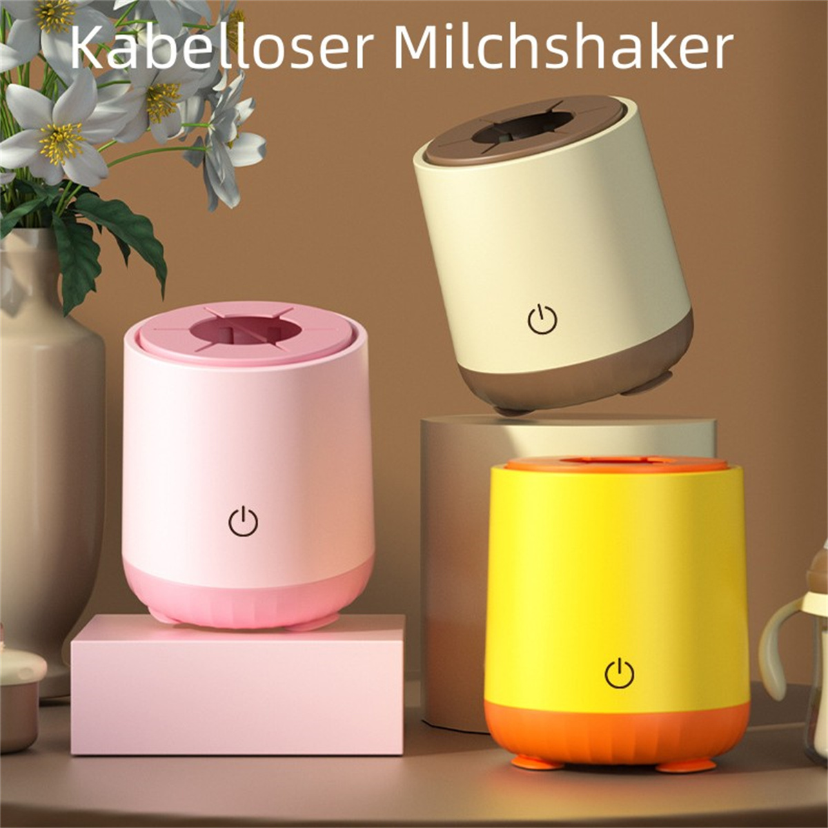 Drei kabellose Milchshaker in verschiedenen Farben. Sie haben einen Ein- / Ausschalter auf der Vorderseite.
