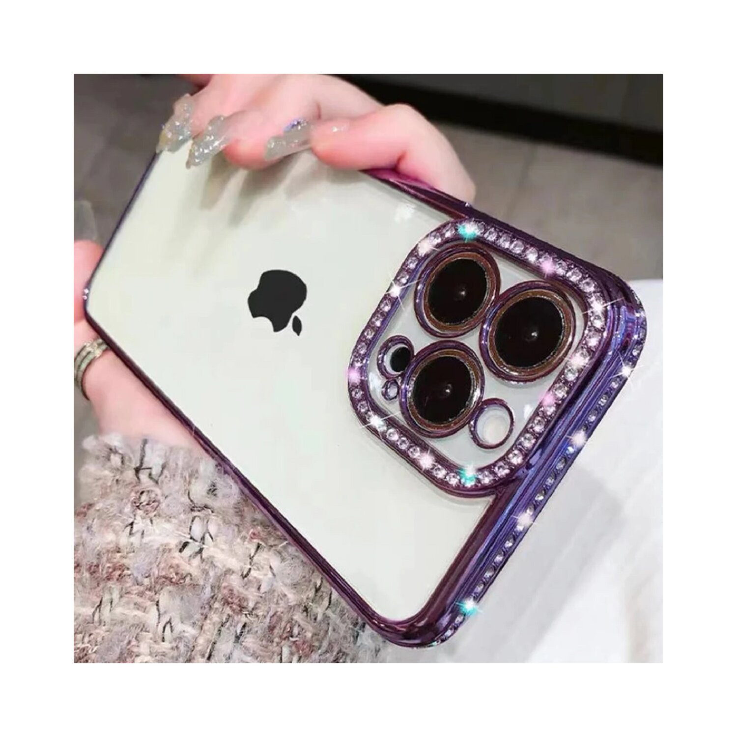 Un telefono con una custodia protettiva con una cornice viola e gioiellata.