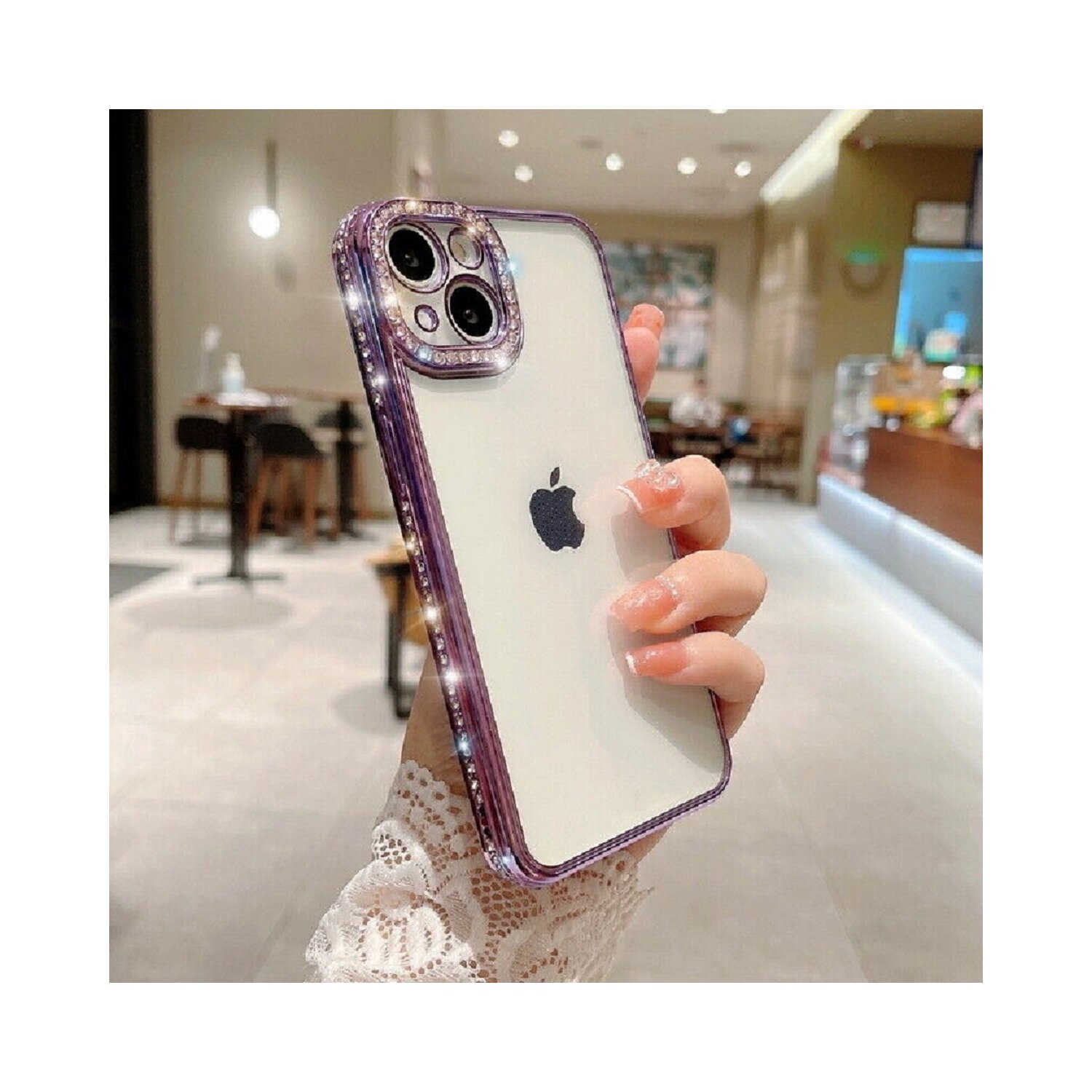 Una mano che tiene un telefono con una custodia viola e di cristallo. Il telefono è un prodotto Apple.