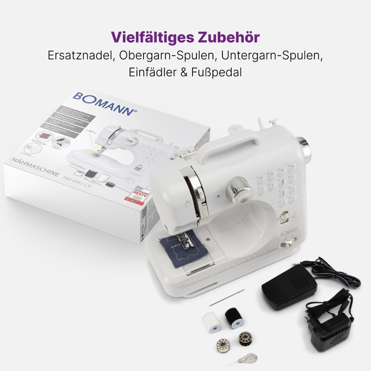 Biała maszyna do szycia z akcesoriami, w tym szpulkami nici i pedałem nożnym. Tekst na górze.