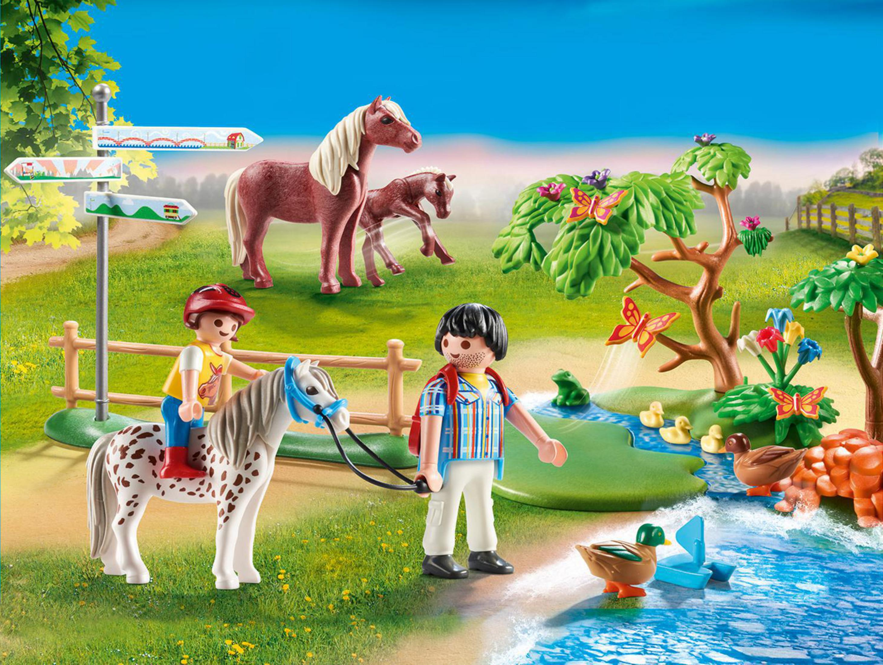 Scena Playmobil con due bambini, cavalli e anatre vicino a un ruscello. Un cartello e delle farfalle sono presenti.