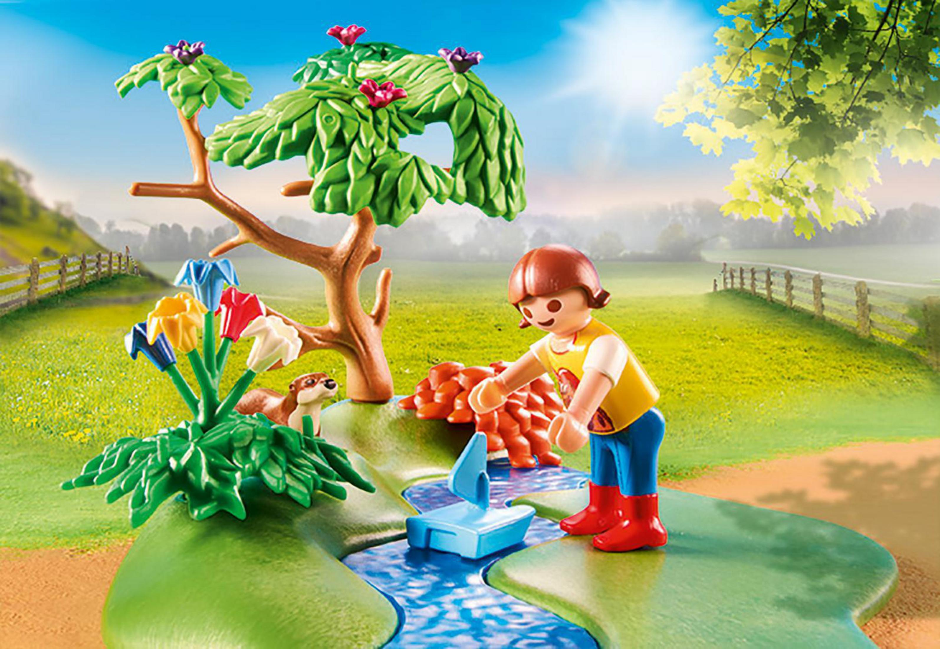 Una figura di bambino che gioca con un giocattolo, un albero, fiori e un ruscello.