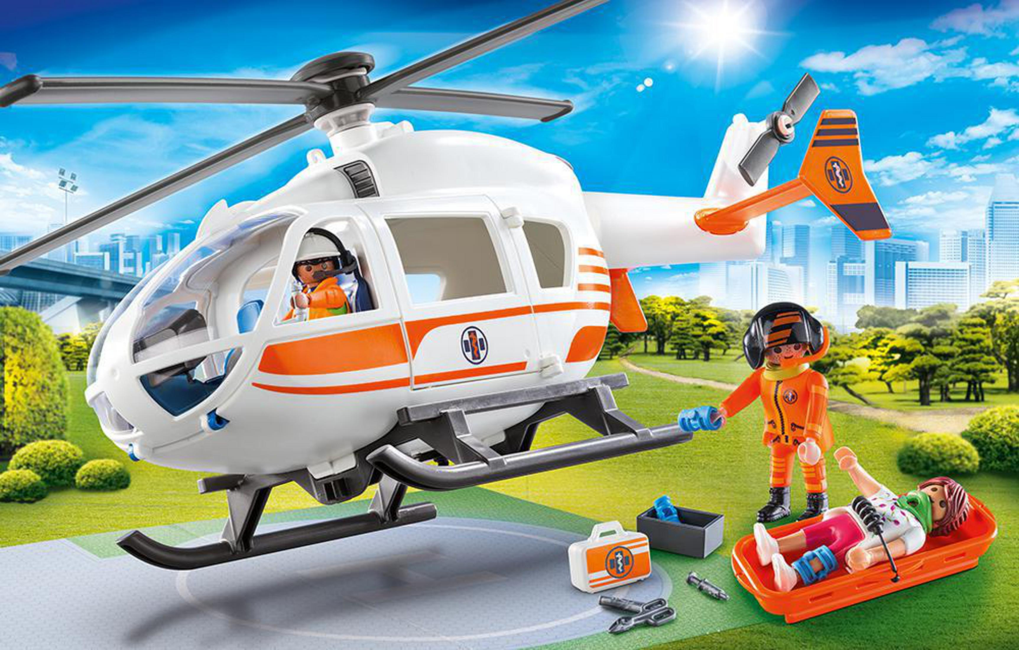 Spielzeug-Hubschrauber, Sanitäter und verletzte Person auf einer Trage.