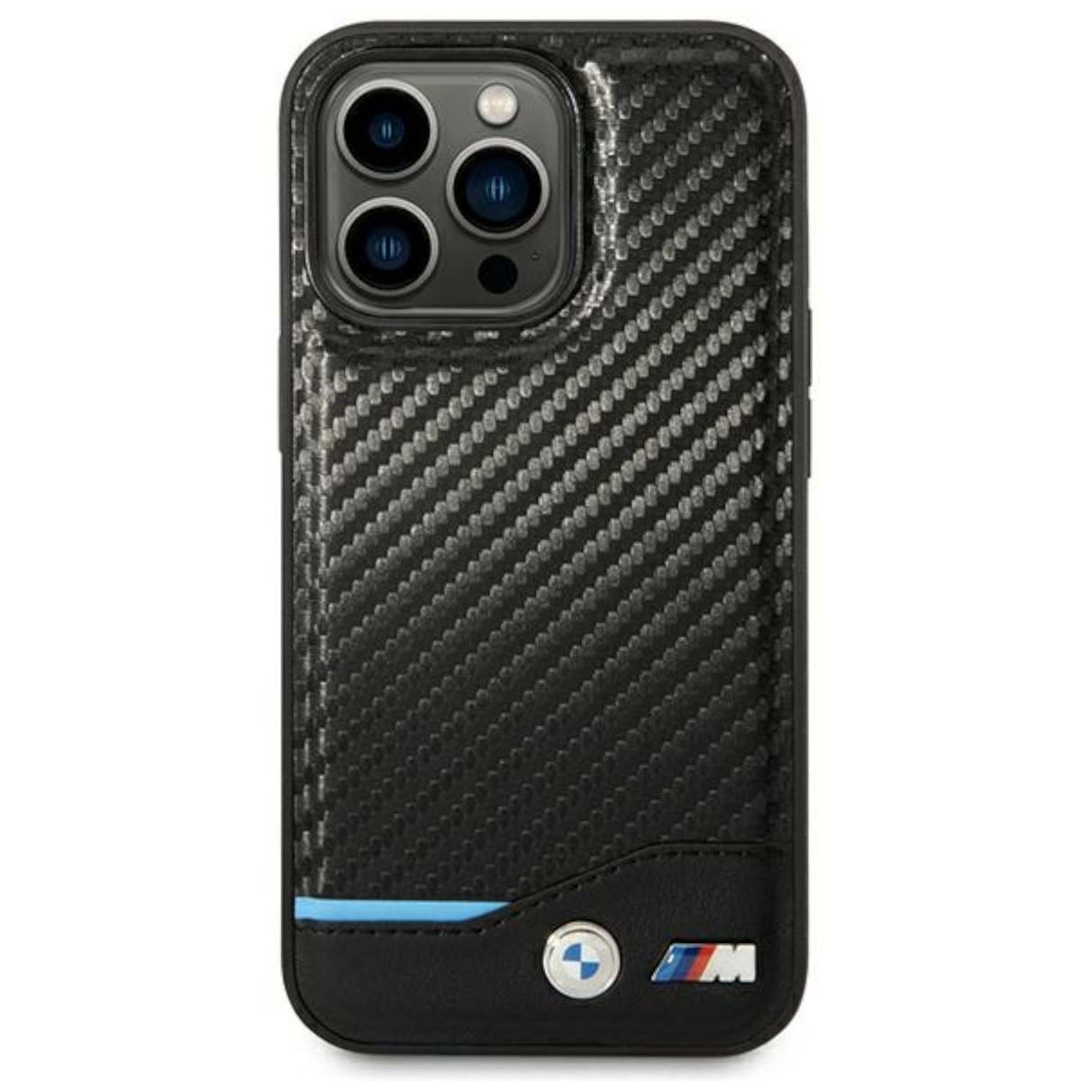Una custodia per telefono nera con texture in fibra di carbonio e un logo BMW.