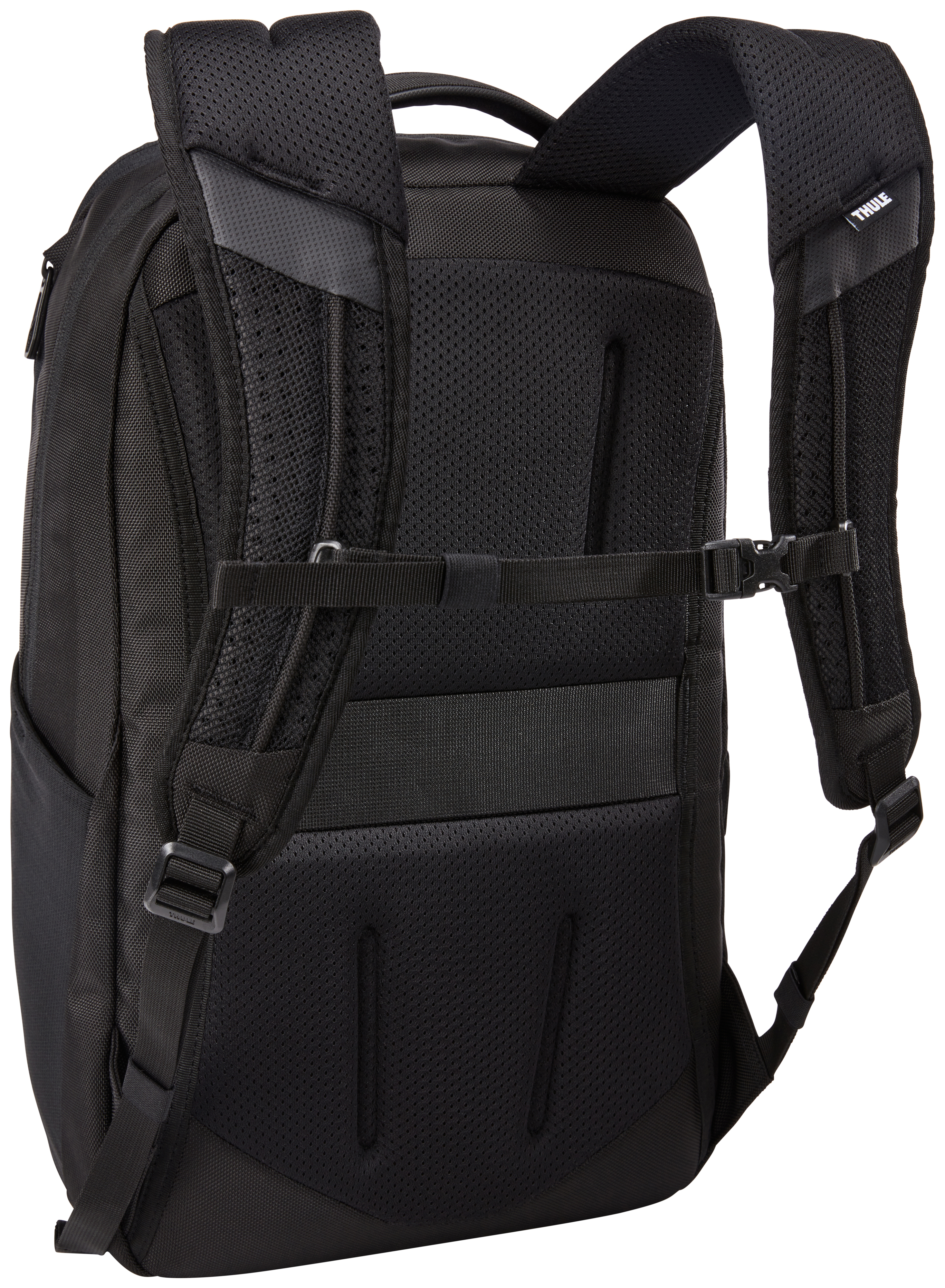 Schwarzer Rucksack, Rückansicht, mit gepolsterten Trägern und Brustgurt. Marke Thule ist sichtbar.