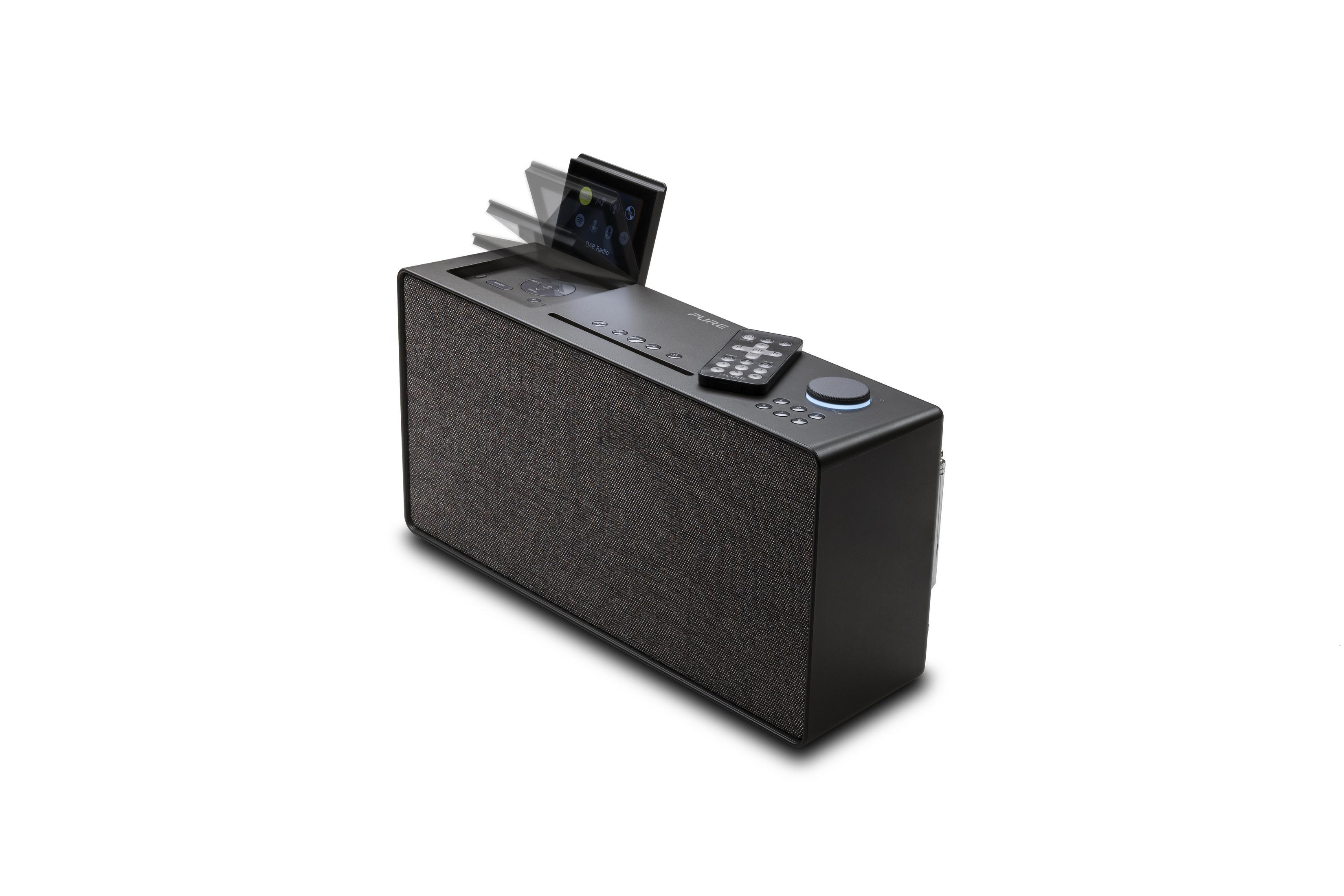 Schwarzes Soundsystem mit Bildschirm oben, Fernbedienung und weißem Hintergrund.