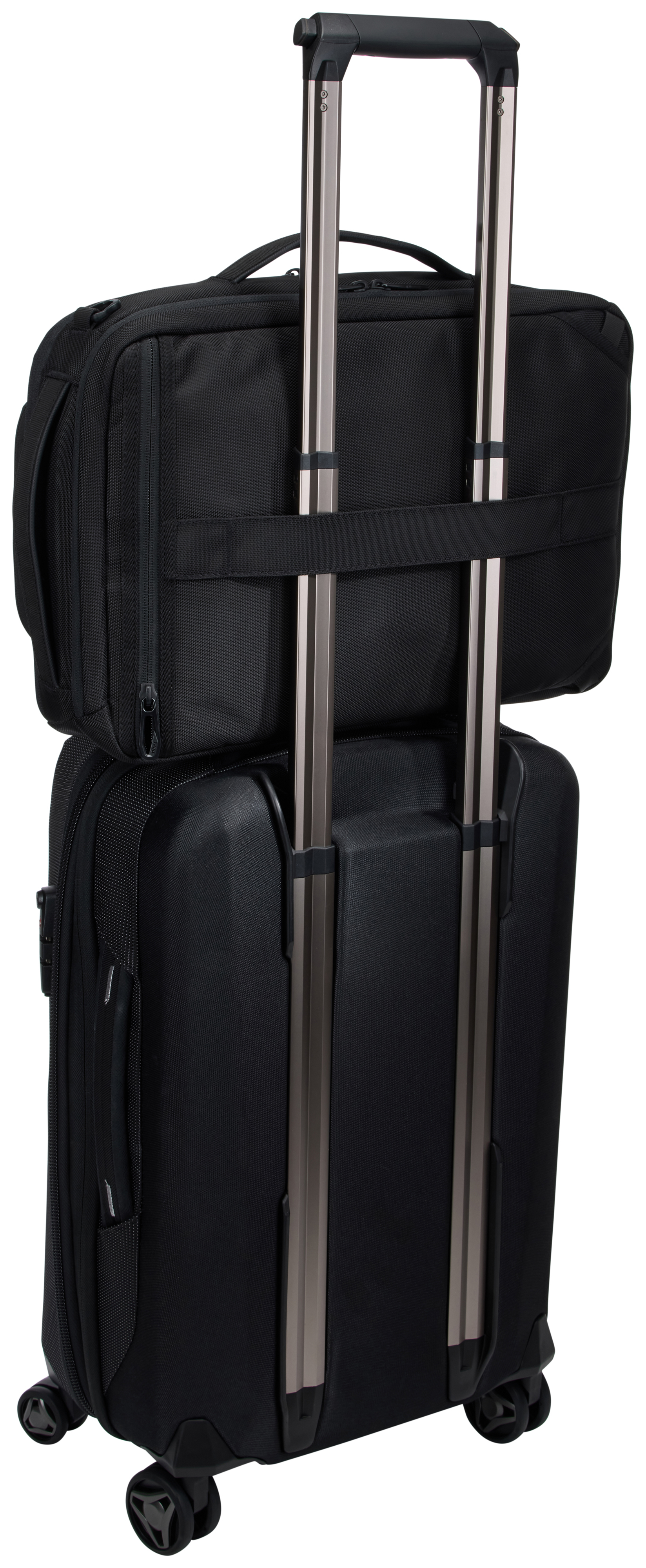 Un trolley nero con una borsa nera sopra. Un manico argentato è esteso.