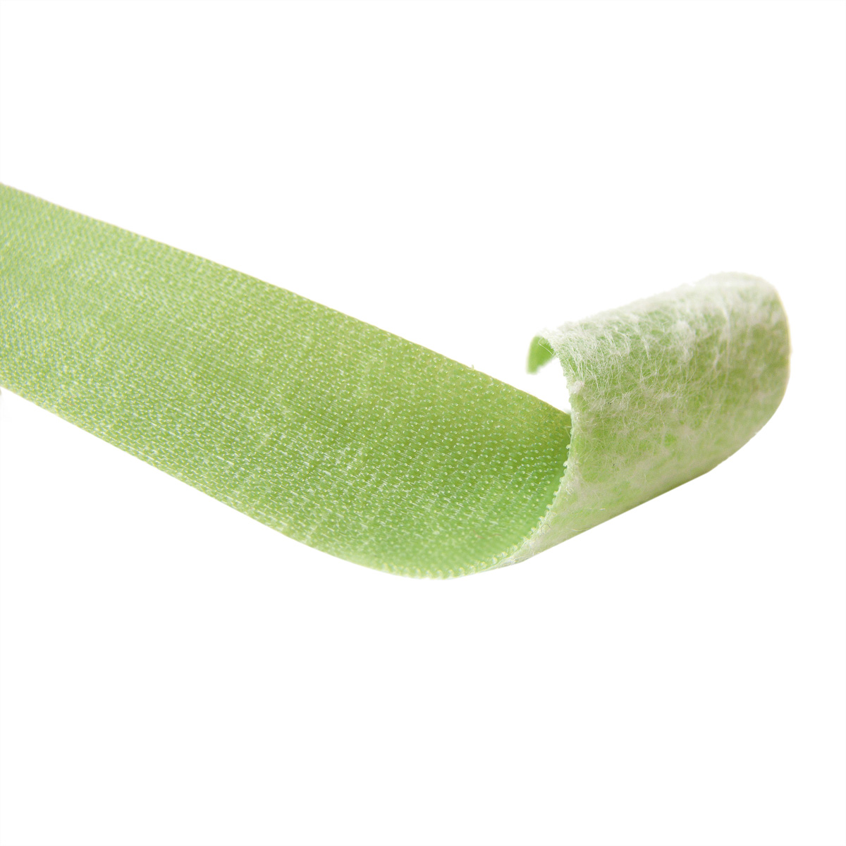 Groene, flexibele klittenbandriem. Eén uiteinde opgerold, witte achtergrond.