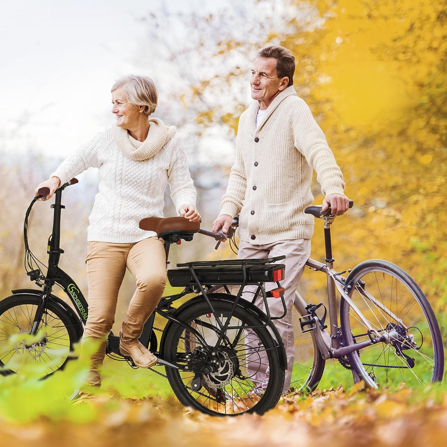 Ein älteres Ehepaar auf Fahrrädern in einem Park, Herbstlaub am Boden.