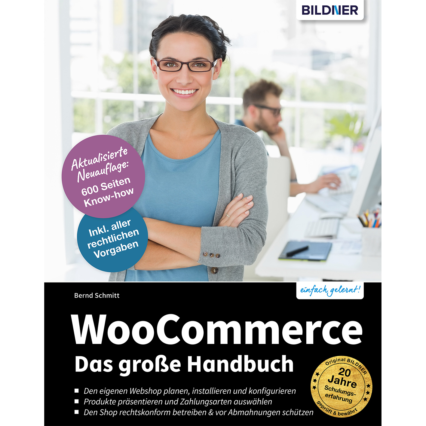 Eine Frau mit Brille lächelt, vor ihr liegt ein Buch mit dem Titel 'WooCommerce'.