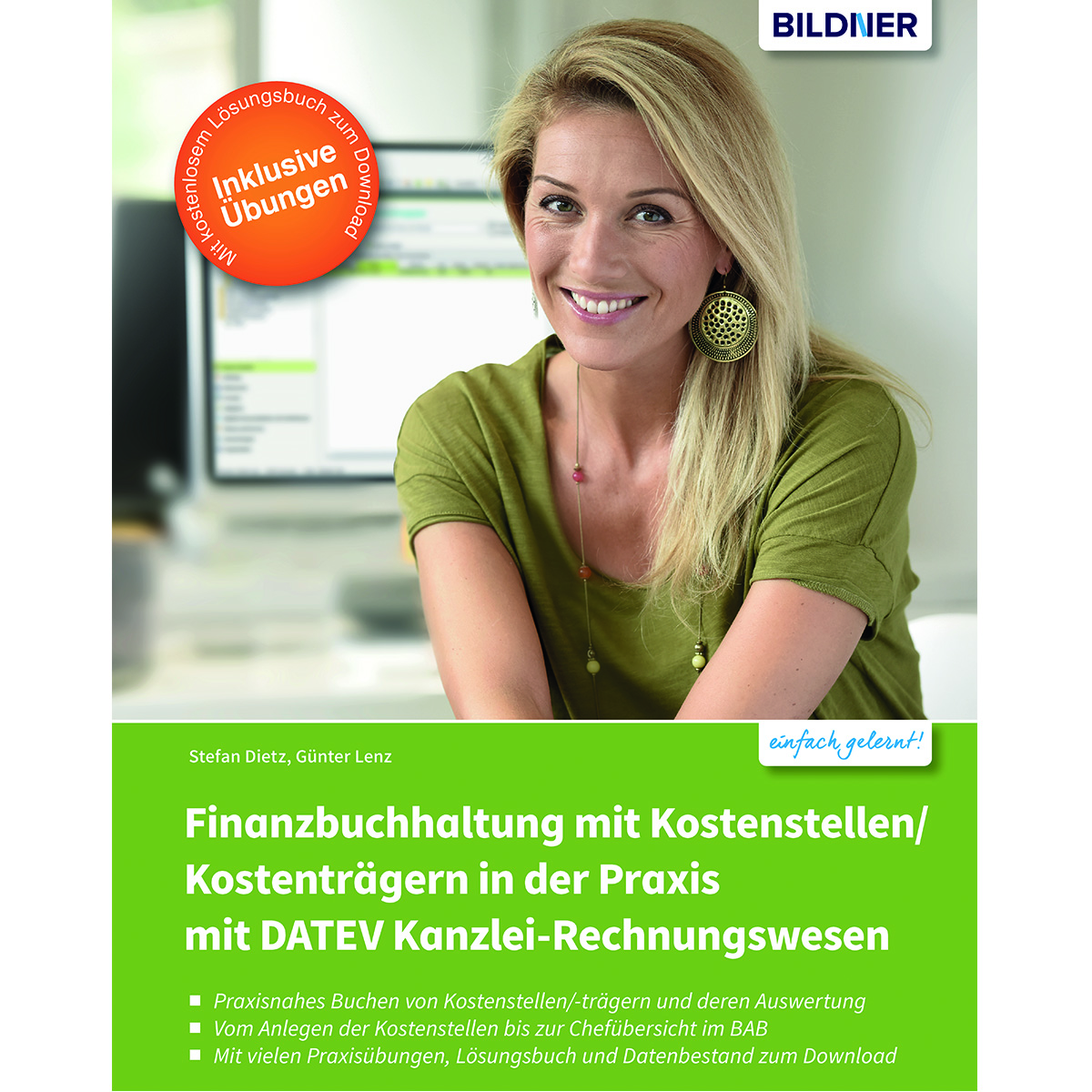 Eine lächelnde Frau mit einem Buchcover auf Deutsch. Weißer Hintergrund.