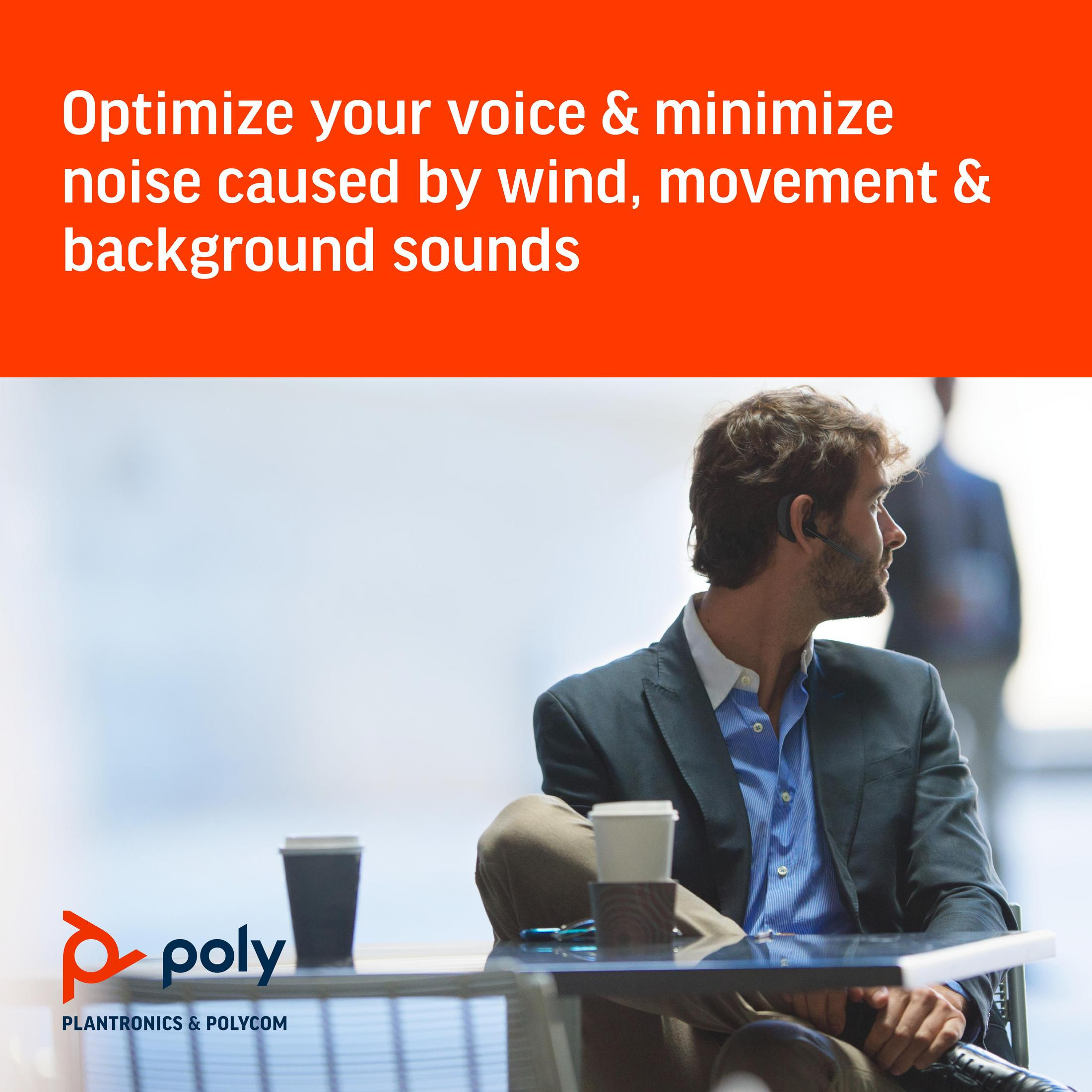 Mężczyzna w słuchawkach siedzi przy stole z dwoma kubkami, z tekstem o optymalizacji głosu i minimalizacji szumów.