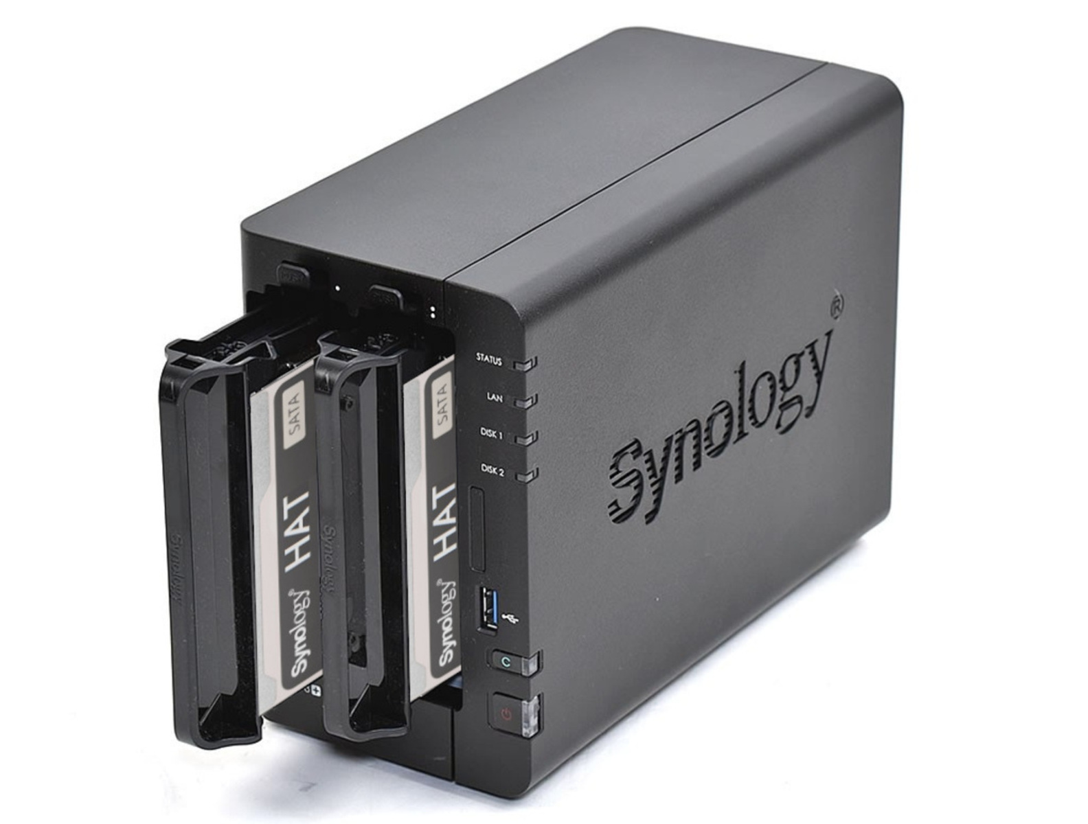 Ein schwarzer Synology NAS-Server mit 3 HDD-Steckplätzen, 3 eingesetzten HDDs und dem Synology-Logo.