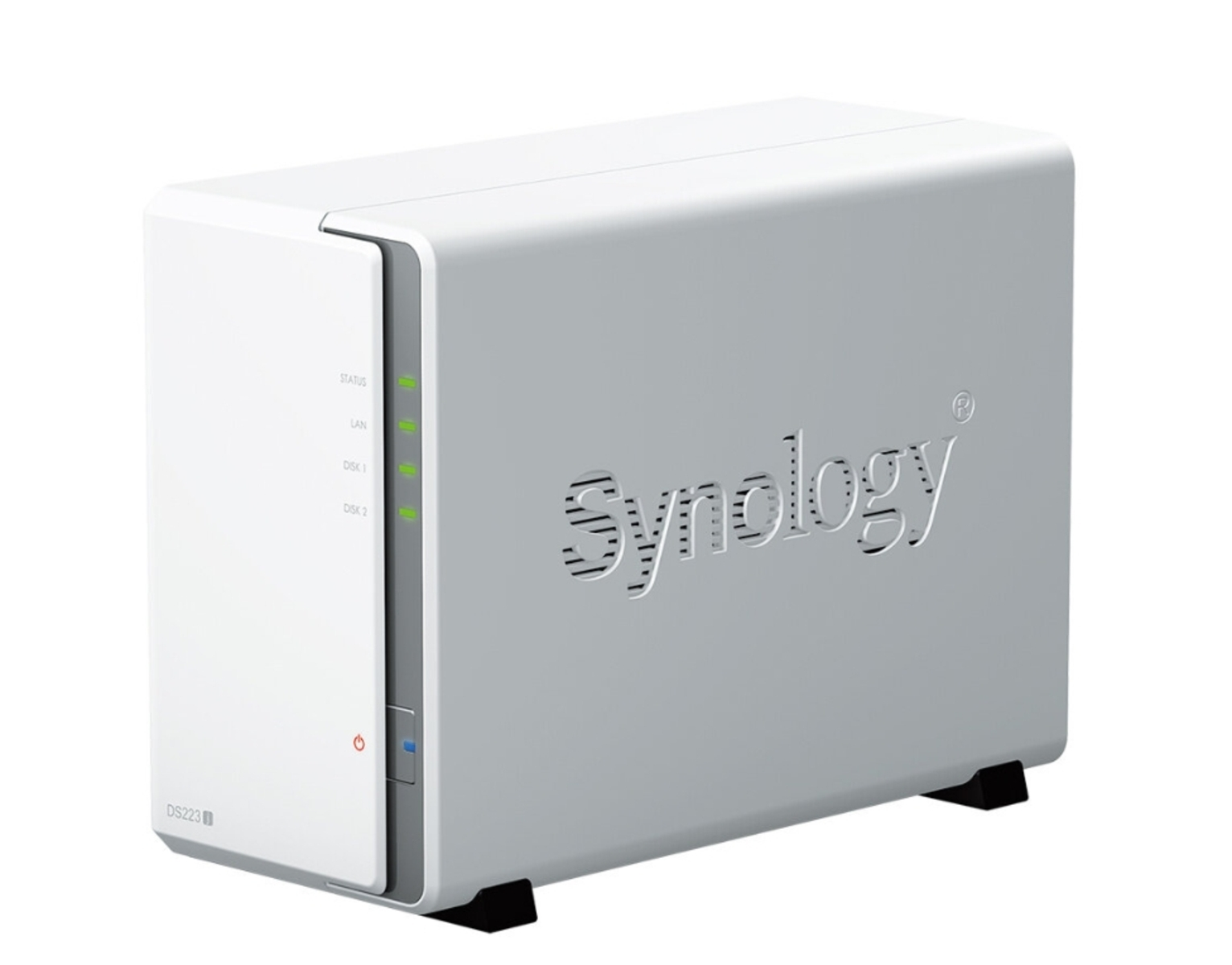 Weißes NAS-Gerät mit Synology-Logo, mit Status-LEDs und Tasten. Das Gerät steht auf weißem Hintergrund.
