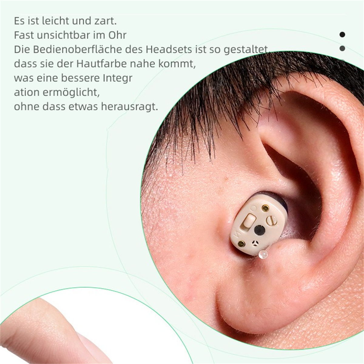 Ein Ohr mit einem Hörgerät. Das Gerät ist beige und klein.