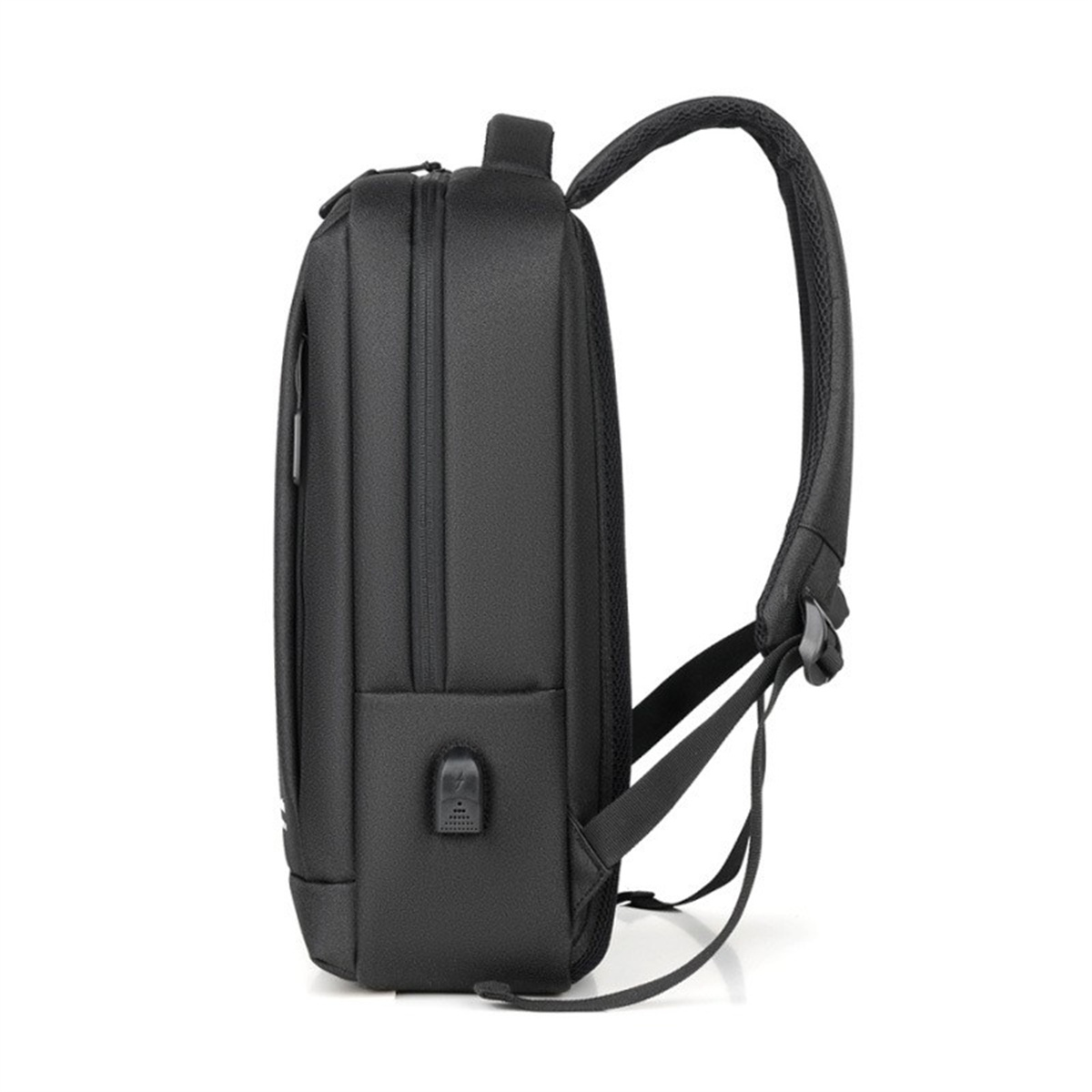 Ein schwarzer Rucksack wird im Profil gezeigt. Er hat ein schlankes Design und einen USB-Anschluss an der Seite.