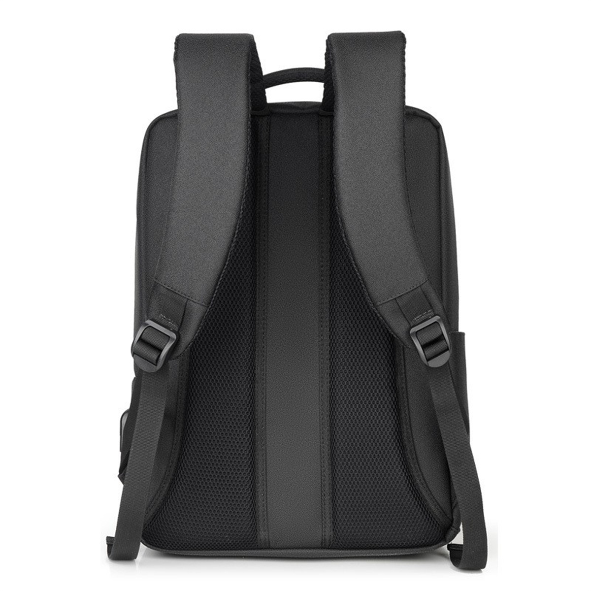 Schwarzer Rucksack, Rückansicht. Merkmale sind Gurte, Rückenpolsterung und ein Mesh-Einsatz.