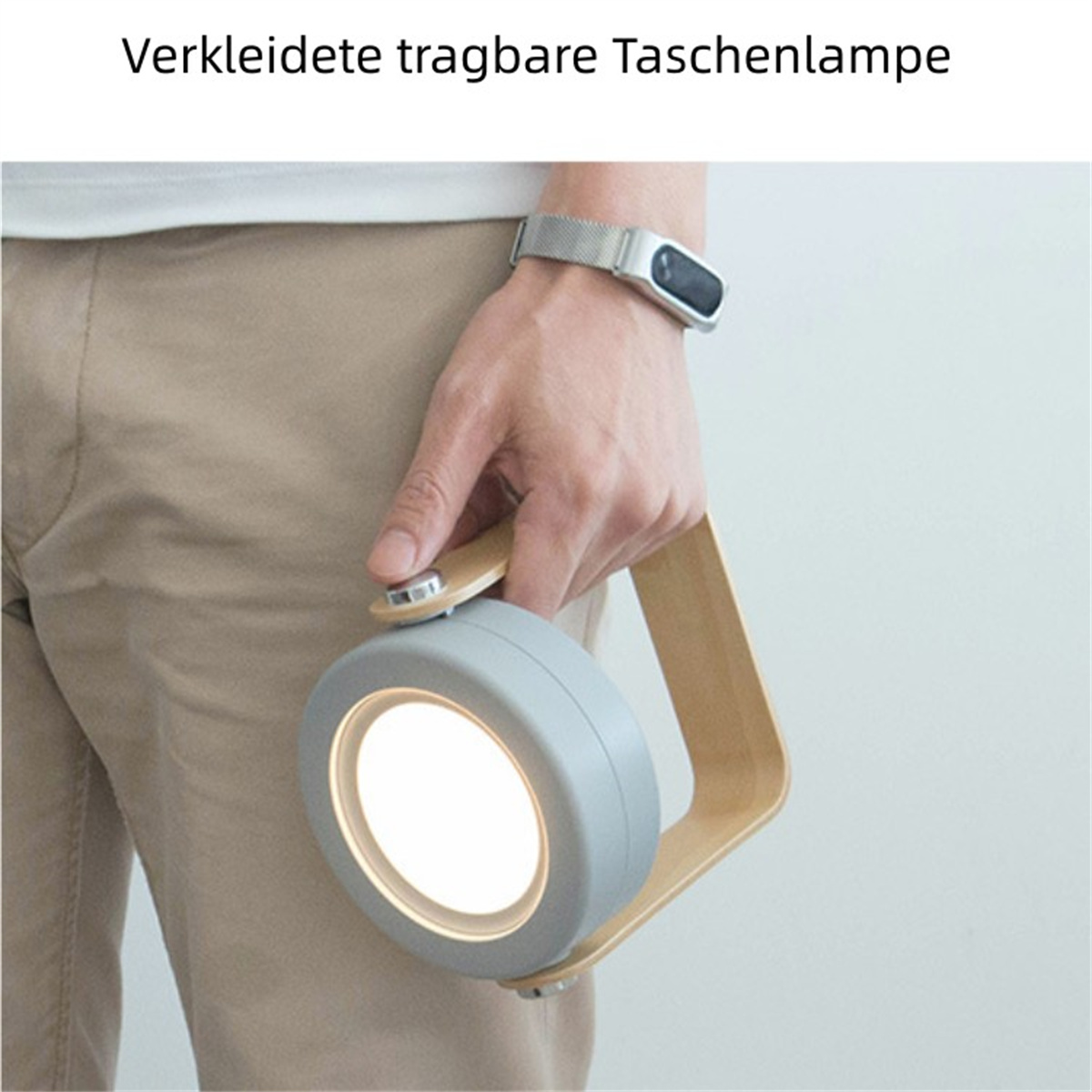 Eine graue Taschenlampe mit Holzgriff. Das Licht ist an, und eine Person hält sie.