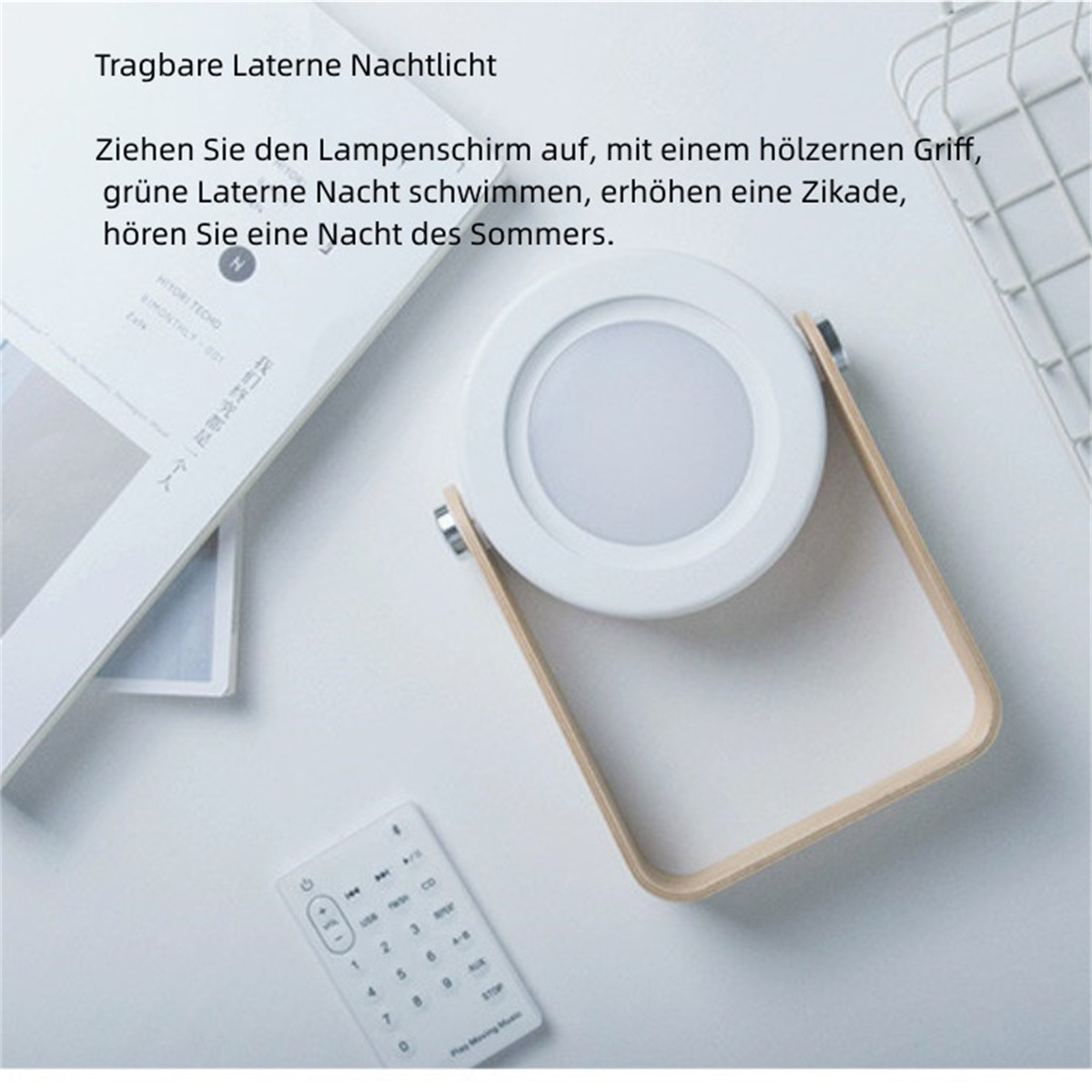 Weiße und hölzerne Laterne Nachtlicht. Fernbedienung auf weißer Oberfläche.