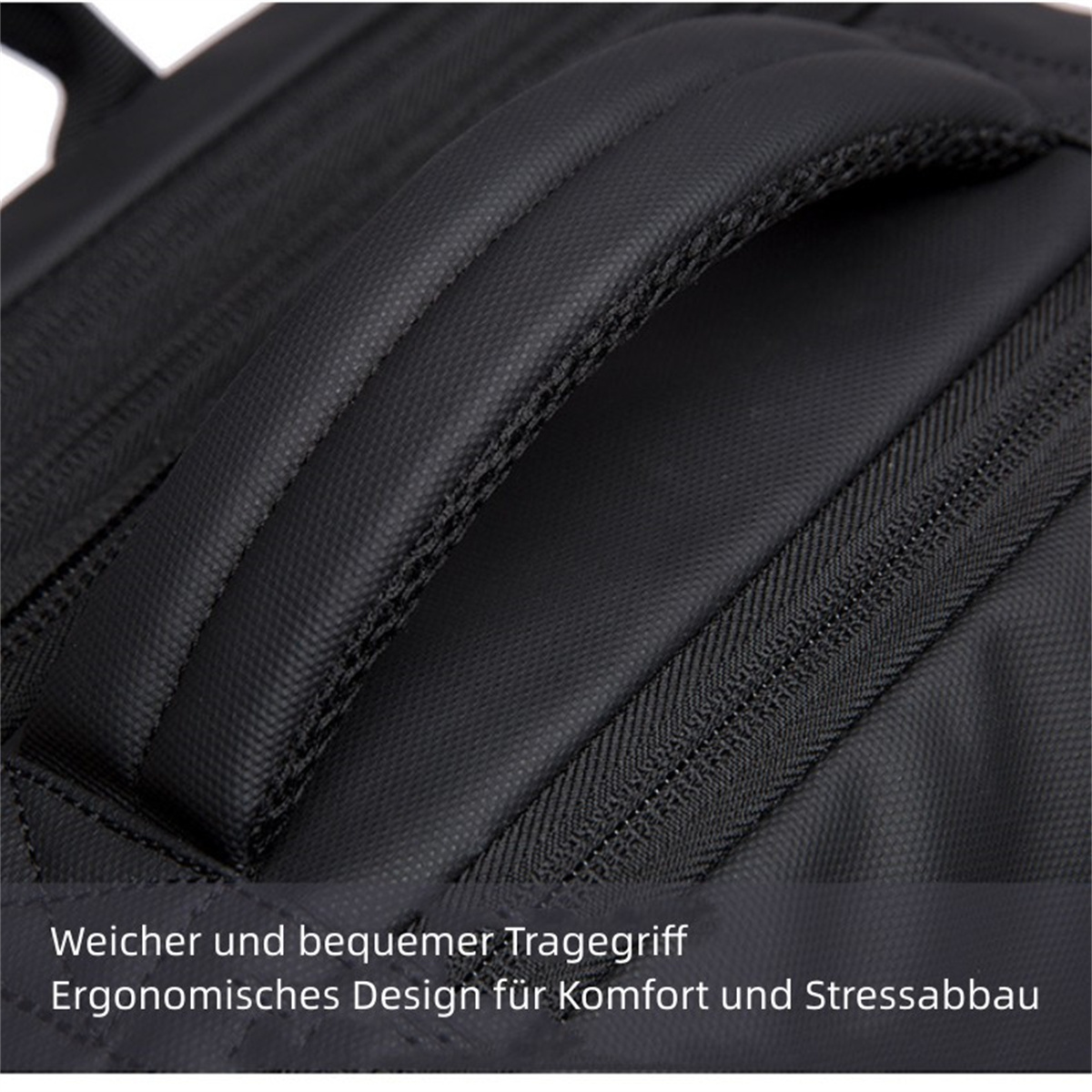 Nahaufnahme eines schwarzen Rucksackgriffs. Der Griff ist gepolstert und hat einen Reißverschluss. Schwarzer Hintergrund.