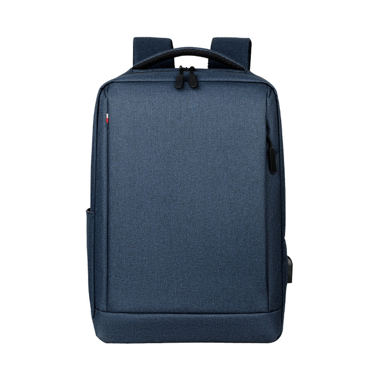 Blauer Rucksack mit Griff, Vordertasche und kleinem rot-weißem Detail.