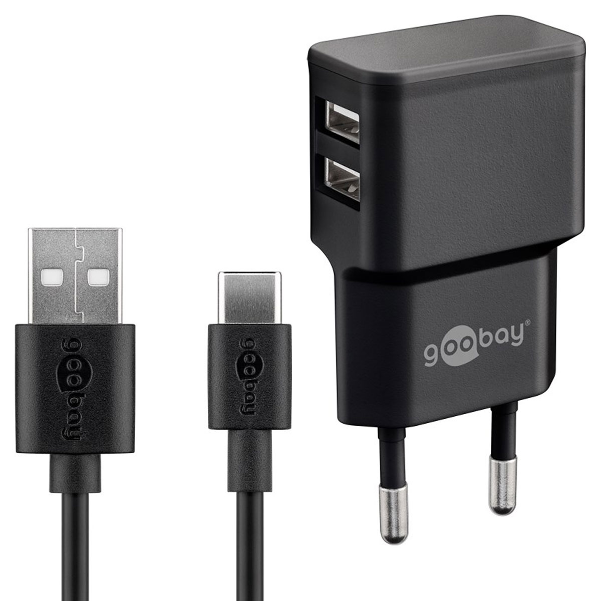 Schwarzes Ladegerät mit zwei USB-Anschlüssen und zwei schwarzen Ladekabeln. Weißer Hintergrund.