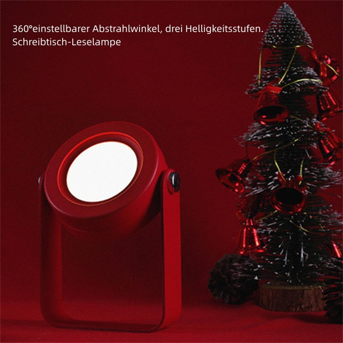 Rote Schreibtischlampe mit weißem Licht, neben einem kleinen Weihnachtsbaum.