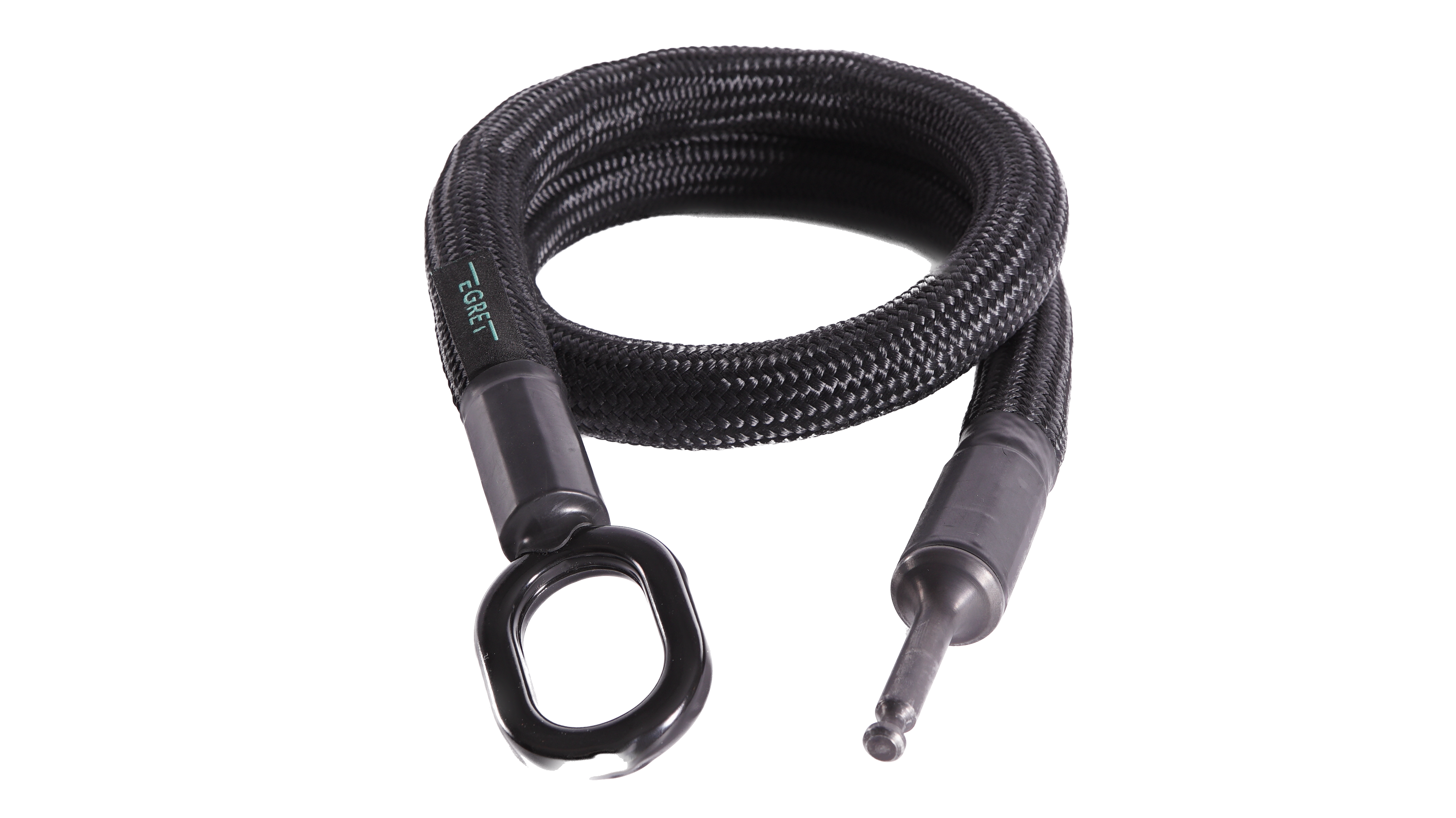 Ein schwarzes geflochtenes Kabel mit Metallöse und Stecker auf weißem Hintergrund.