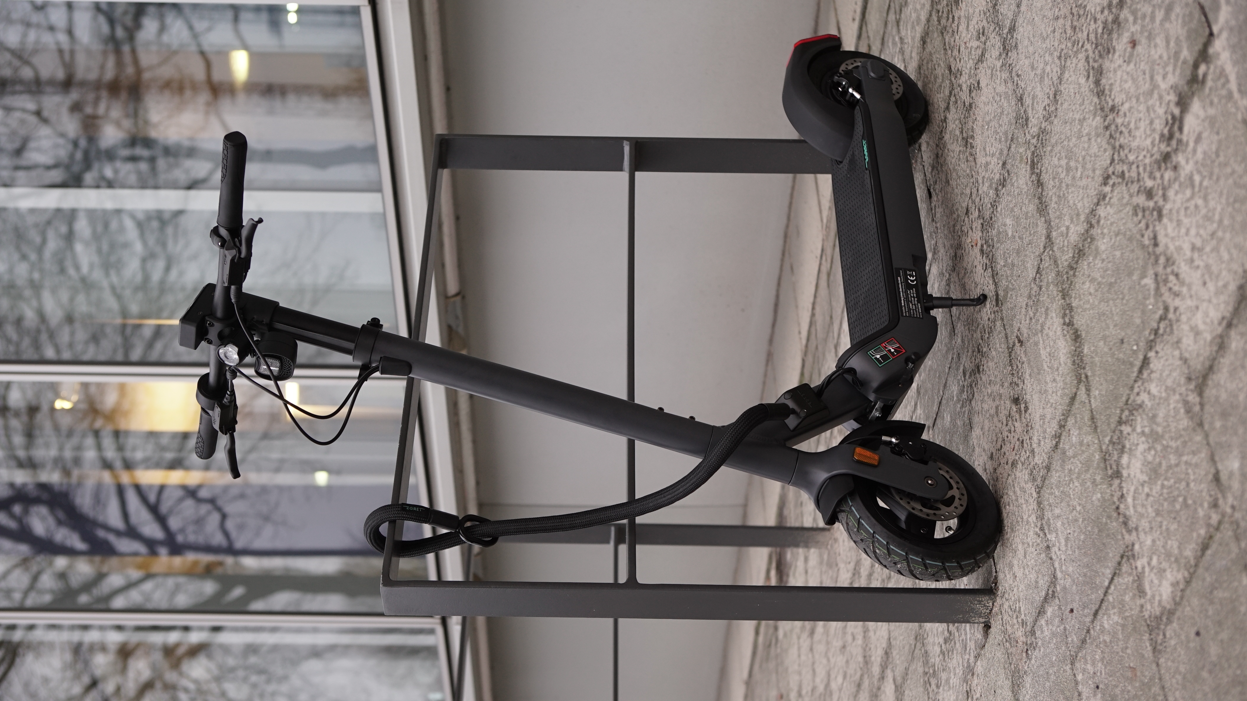 Schwarzer Roller an der Wand geparkt. Draufsicht.