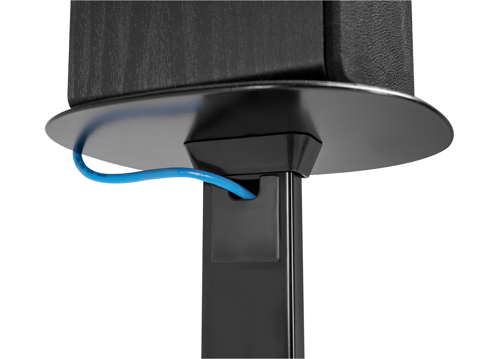 Schwarzer Ständer mit einem blauen Kabel, Nahaufnahme.