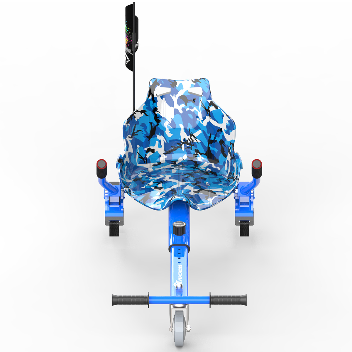 Blau-weißes Tarnmuster auf einem trike-ähnlichen Roller mit roten Lenkern und einer Flagge.