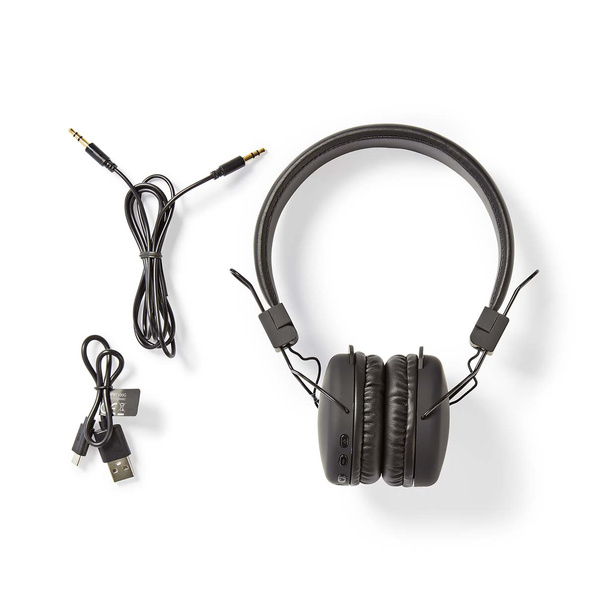 Schwarze Kopfhörer und Ladekabel auf weißem Hintergrund. Die Kabel sind USB und ein Stecker.